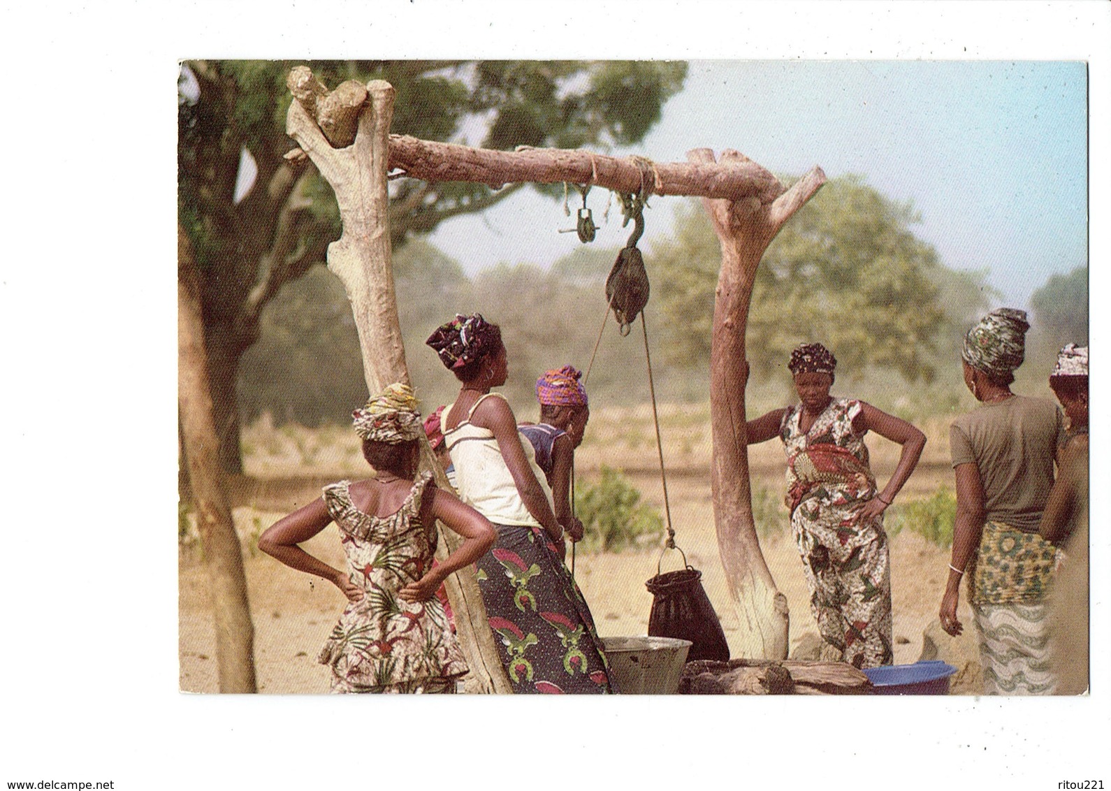 Cpm - Sine Saloum - Femmes Sérères Et Peuhls - Travail Puits Eau - Robe Tissus Dessin Oiseau Fer à Cheval - Gambie