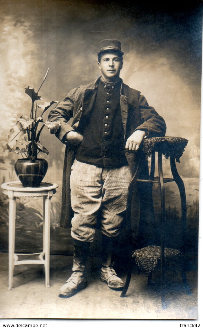 Carte Photo. Soldat Debout. Lettre A Sur Son Col - Guerre 1914-18