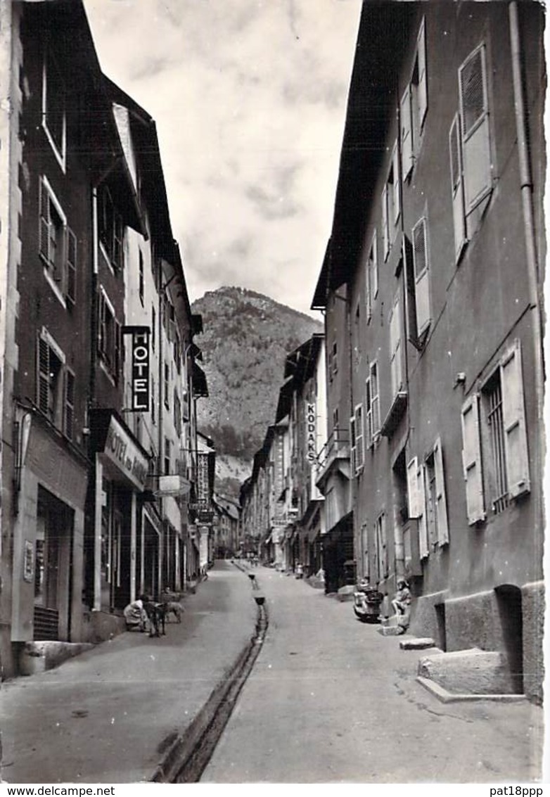 05 - BRIANCON : Grande Rue ( Grande Gargouille ) CPSM Dentelée N/B GF - Hautes Alpes - Briancon