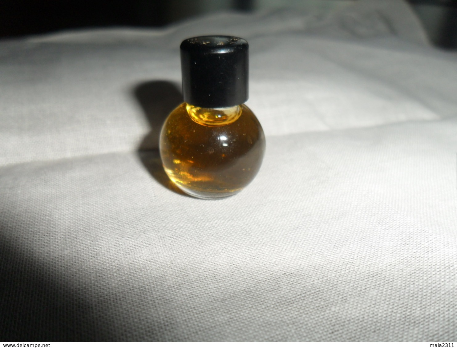 ANCIEN ECHANT. / RARE / LANVIN   PRETEXTE   BOULE TRONQUEE  PF  1ML  /   PLEIN  / SANS SON CARTON - Miniatures (sans Boite)