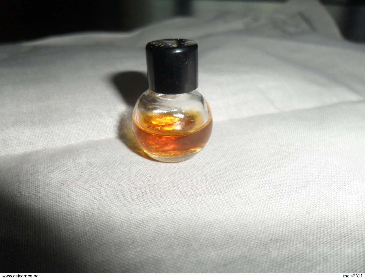 ANCIEN ECHANT. / RARE / LANVIN   RUMEUR   BOULE TRONQUEE  PF  1ML  /  DEMI   PLEIN  / SANS SON CARTON - Miniature Bottles (without Box)