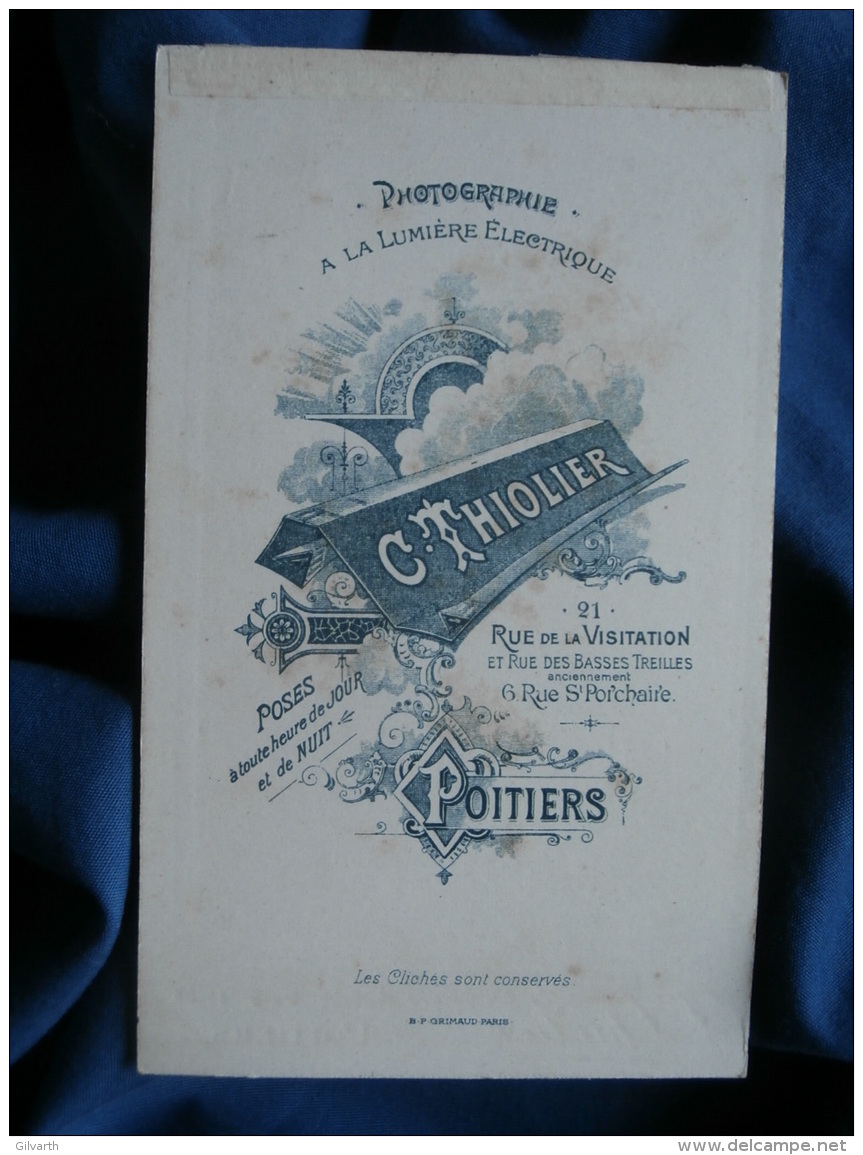 Photo CDV C. Thiolier à Poitiers - Fillette Souriante,  Circa 1895 1900 L399 - Ancianas (antes De 1900)