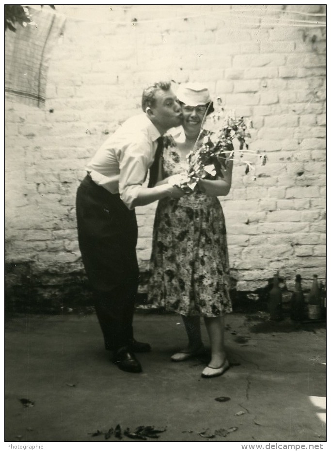 France Lille Homme Et Femme Le Baiser Scene De Fantaisie Ancienne Photo 1960 - Anonymous Persons