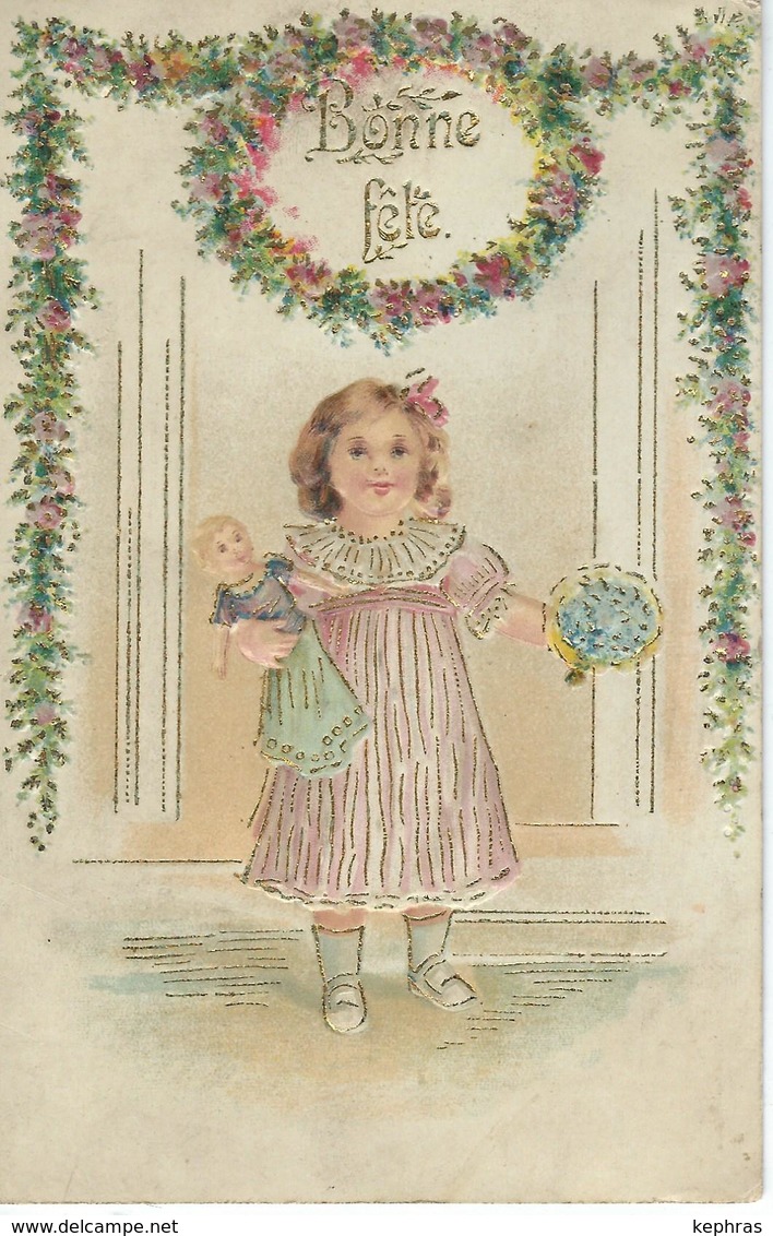 Petite Fille Avec Poupèe Et Bouquet Fleurs - CPA Gaufrée - Portraits