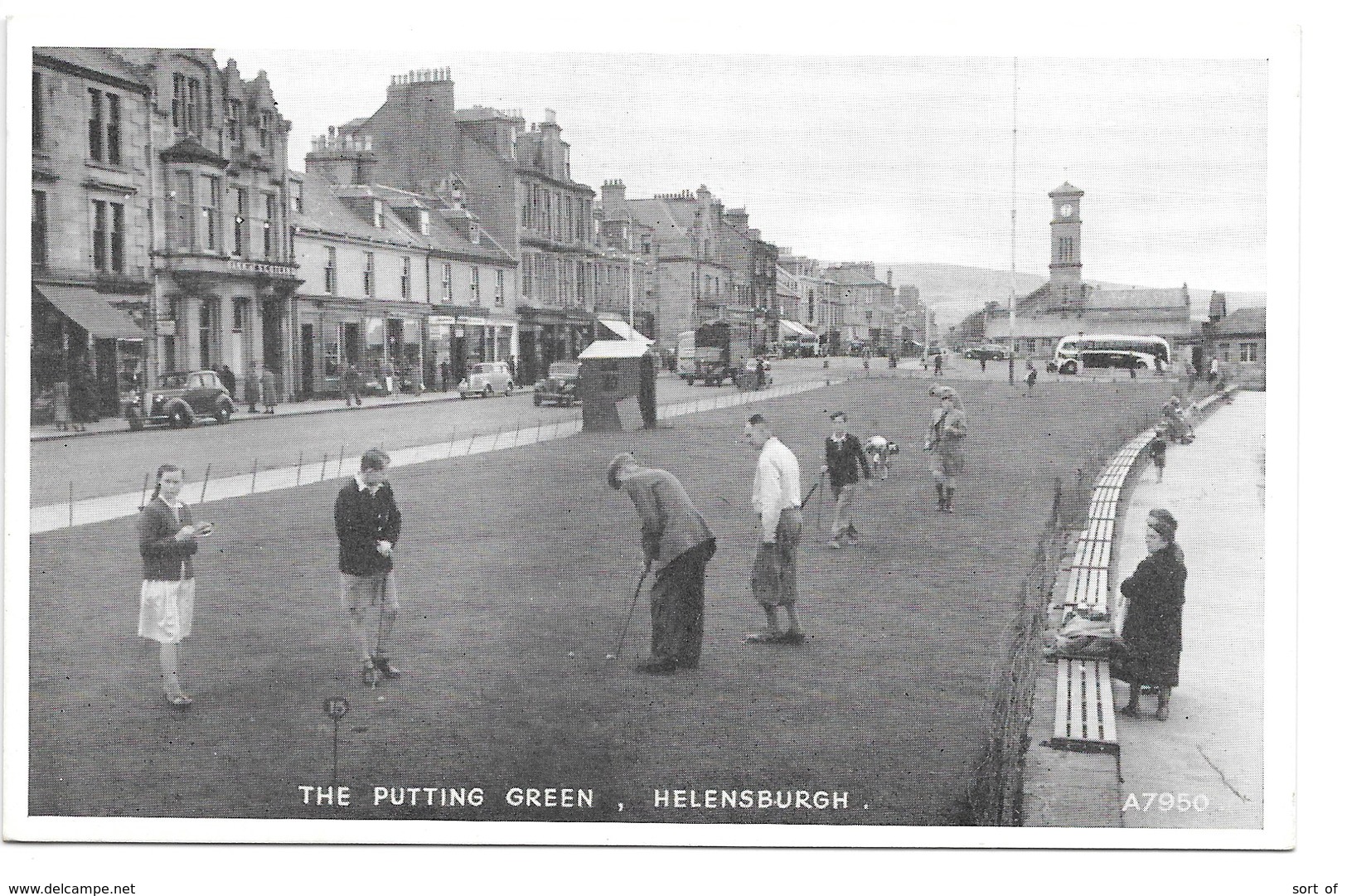 REAL PHOTO POSTCARD - HELENSBURGH - THE PUTTING GREEN   --  B305 - Dunbartonshire