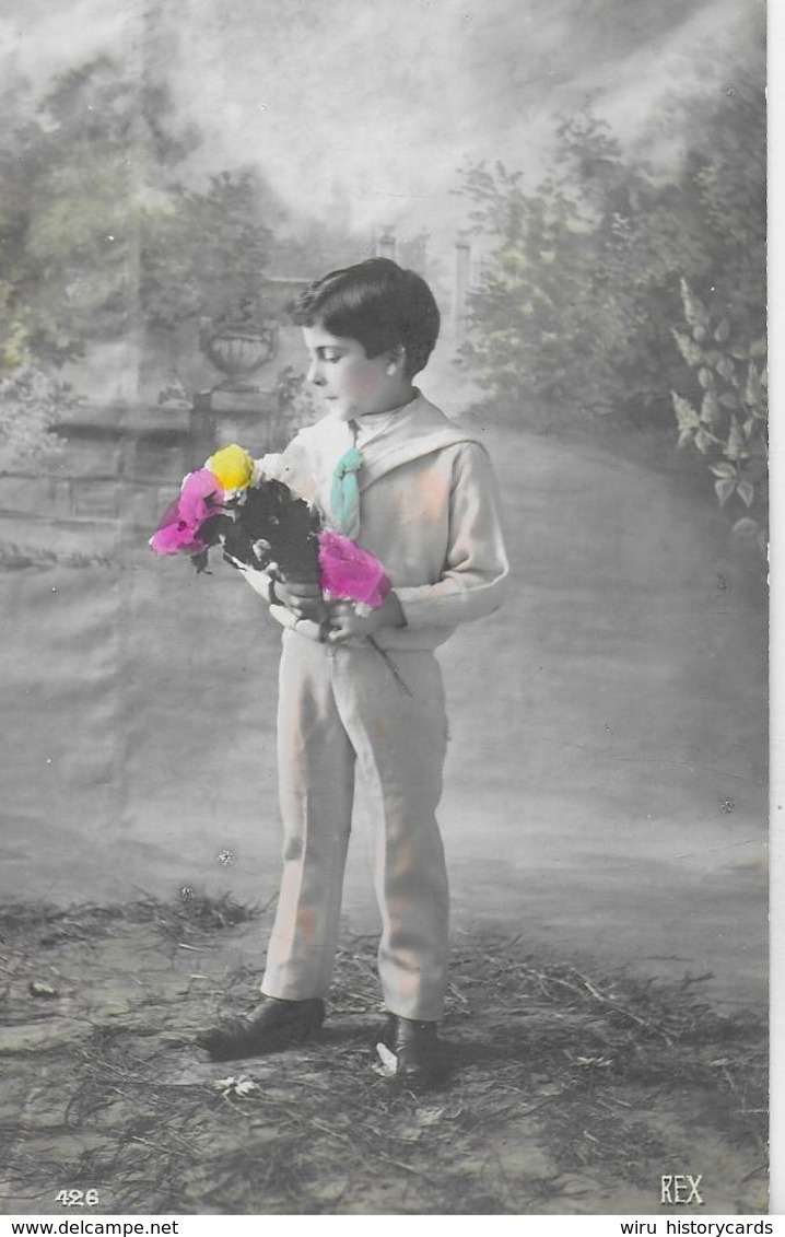 AK 0047  Junge Mit Blumenstrauss - Motiv Um 1910-20 - Abbildungen