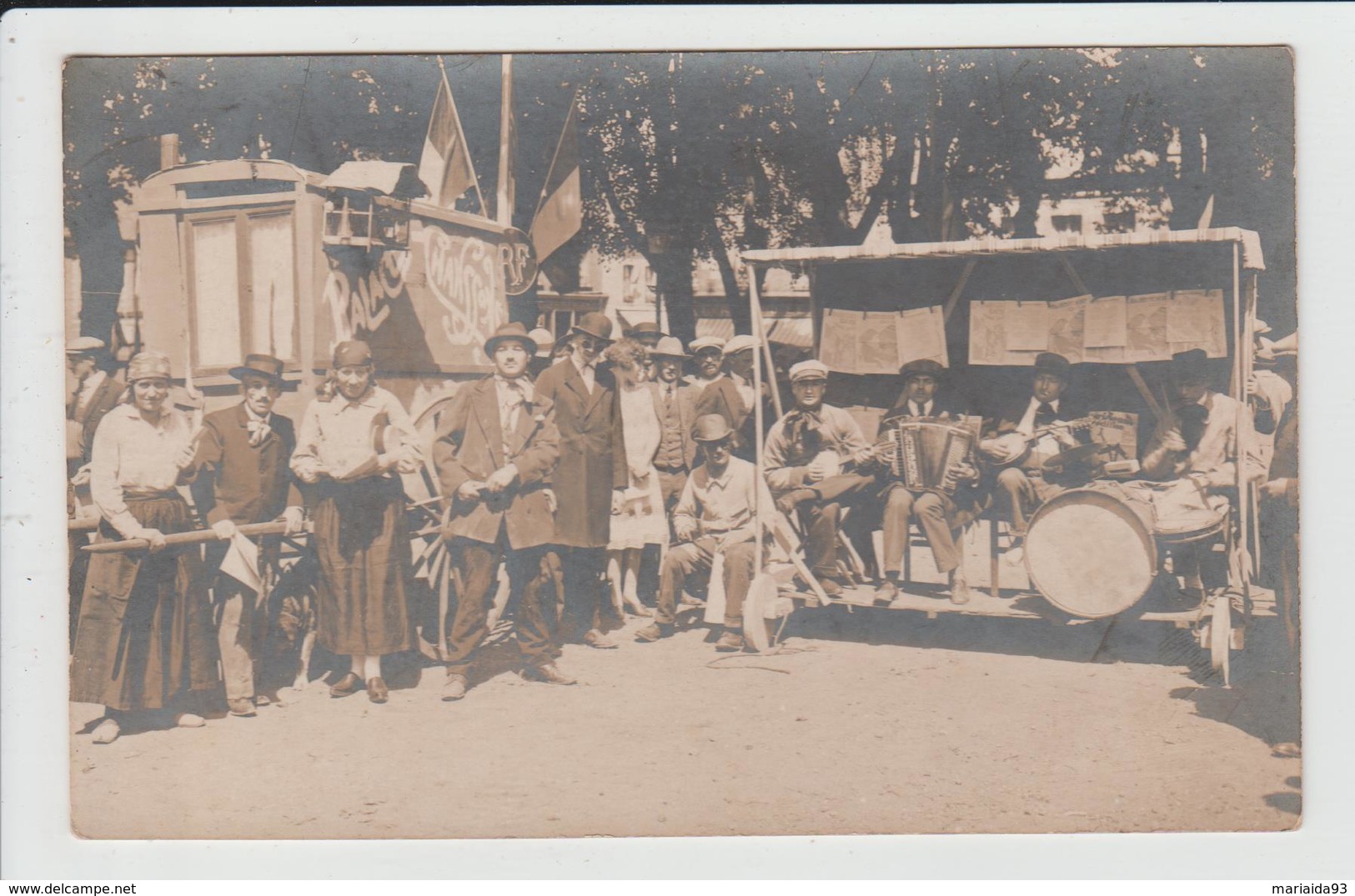 THEME SPECTACLE ET MUSIQUE - CARTE PHOTO A SITUER - ACCORDEON BANJO GROSSE CAISSE - Muziek En Musicus