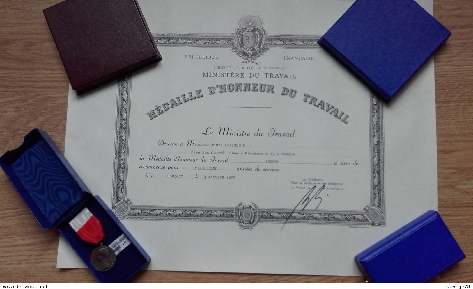 Diplôme Médaille D'honneur Du Travail - Argent 1977 - Diplômes & Bulletins Scolaires