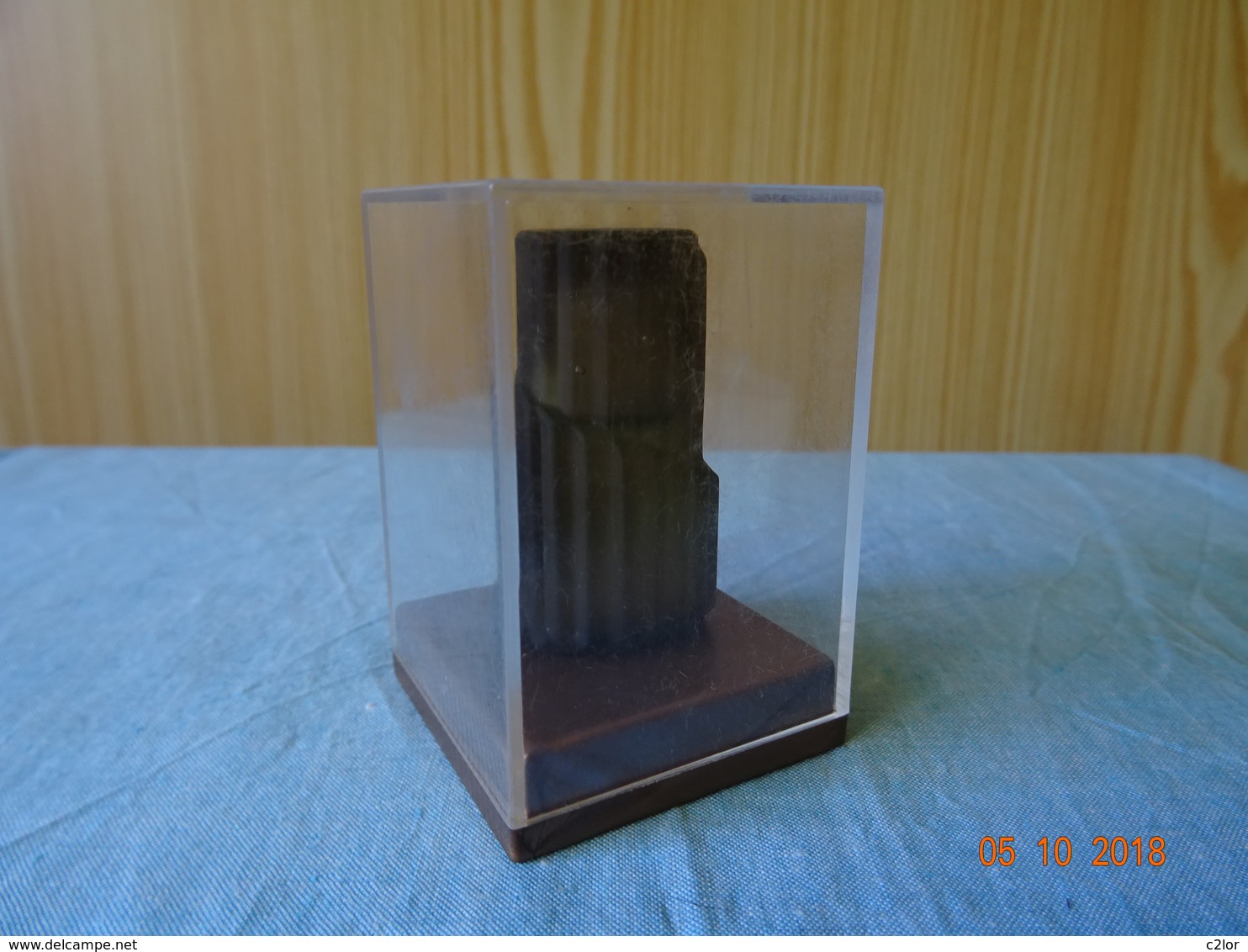 Miniature  "PARFUM D' HOMME" De MONTANA Dans Sa Boite En Plexiglas (M076) - Miniatures Femmes (avec Boite)