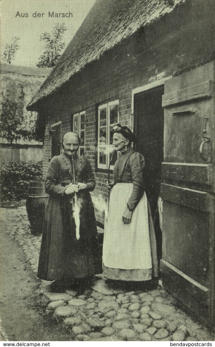 Aus Der Marsch, Alte Frauen In Tracht Rauchen Eine Pfeife (1912) AK - Other & Unclassified