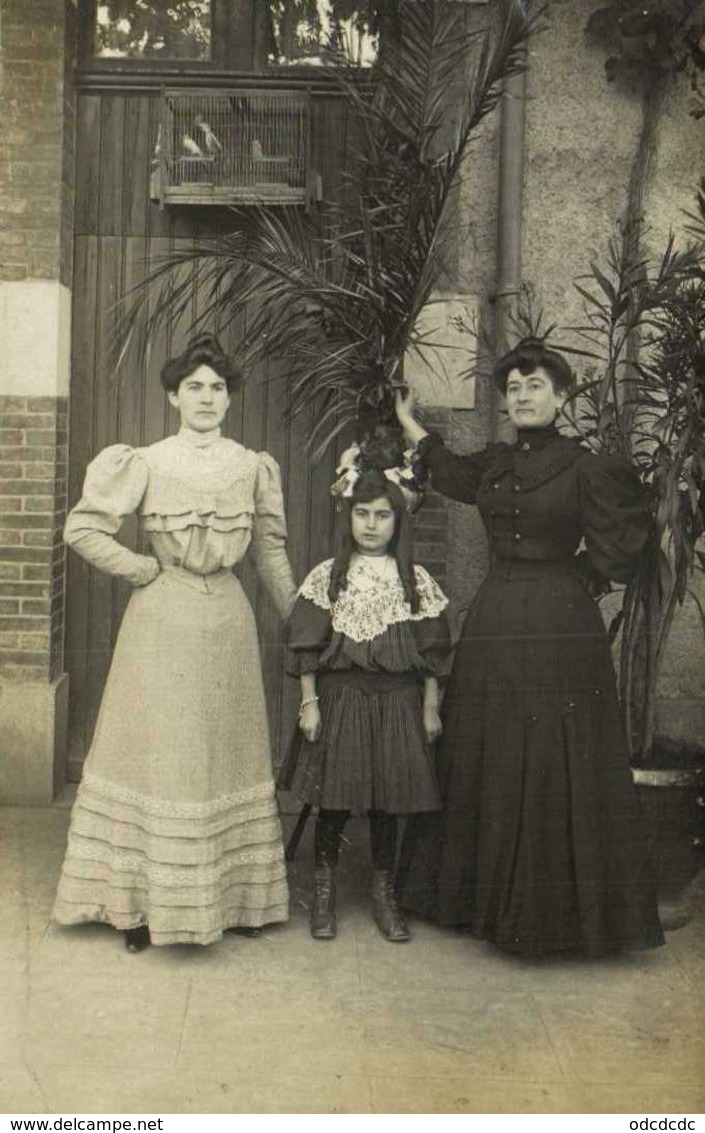 Carte Photo Medames Et Mademoiselle Avec De Jolis Accroche Coeur Oisaux Dans Une Volière   RV - Photographie