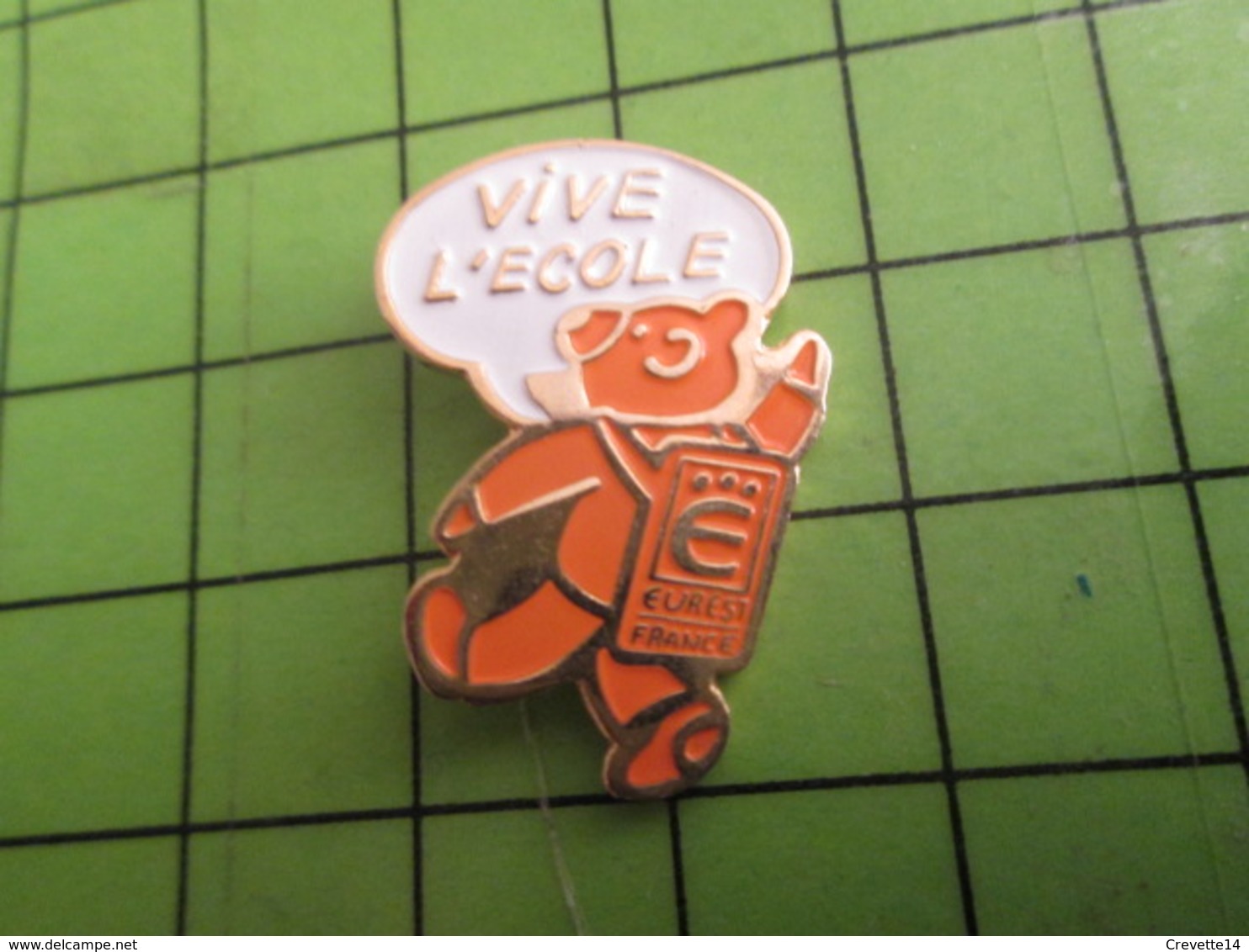 1117 Pin's Pins / Rare Et De Belle Qualité / ANIMAUX : OURS EN PELUCHE ORANGE AVEC SAC A DOS EUREST VIVE L'ECOLE - Animali