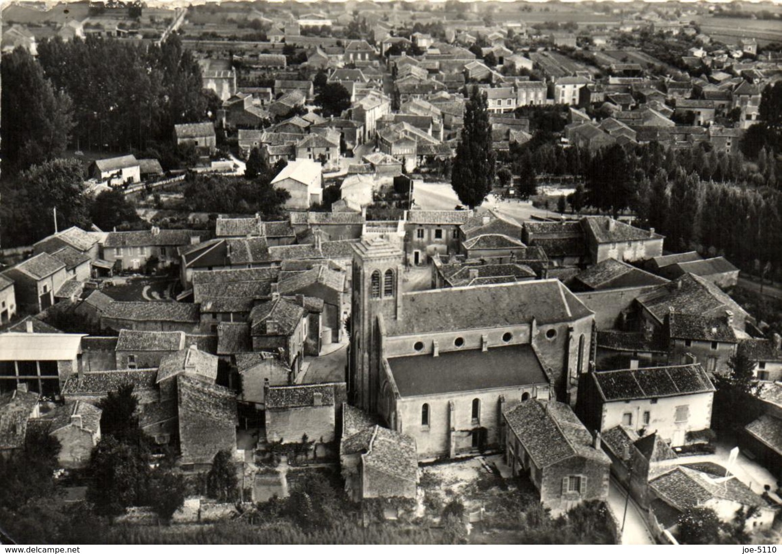 1 Cpsm Vouille La Bataille - L'église - Vouille