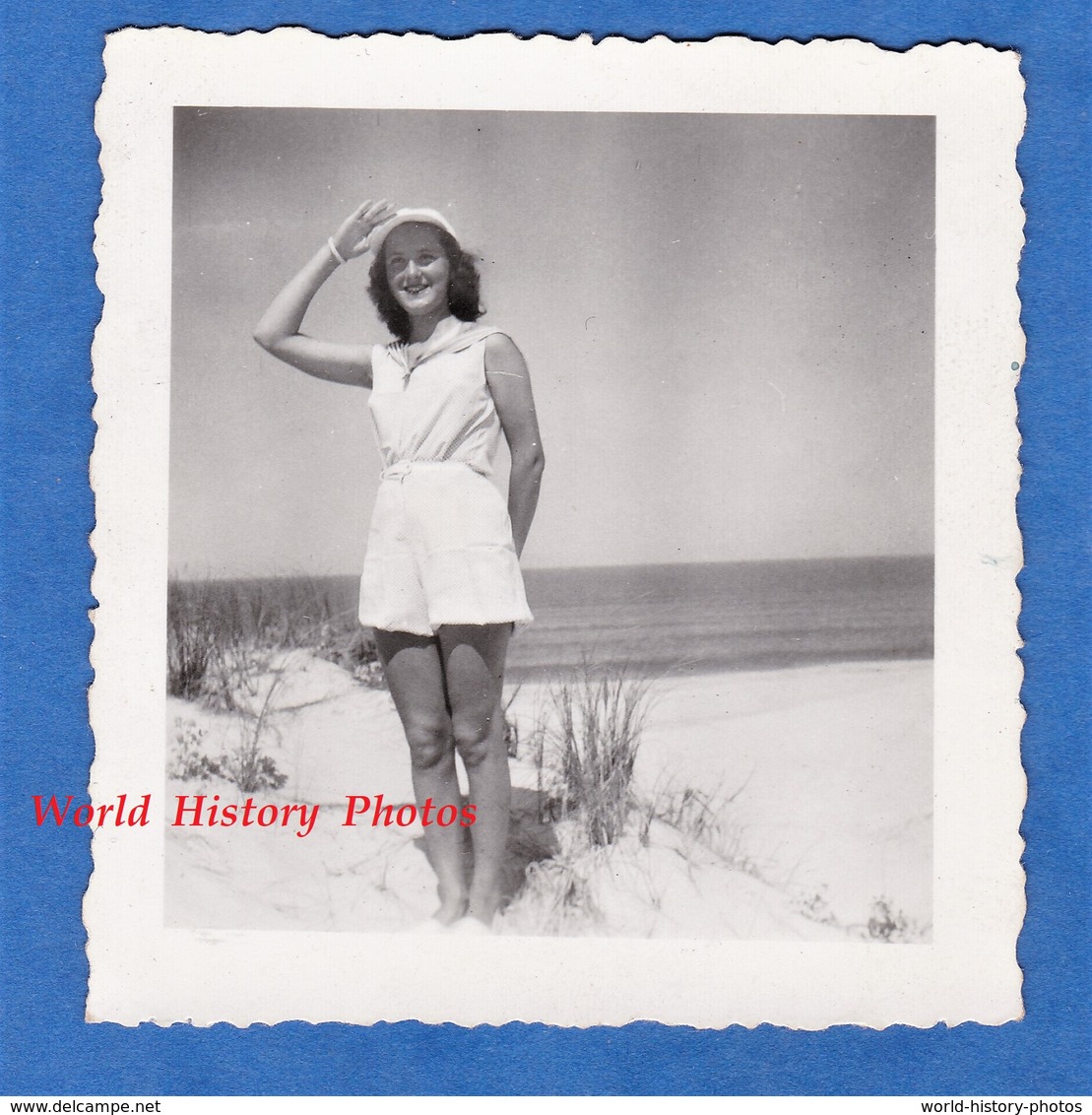 Photo Ancienne Snapshot - VIEUX BOUCAU - Beau Portrait  Jeune Fille Sur La Plage Dos à La Mer - 1949 - Girl Pose Mode - Pin-Ups