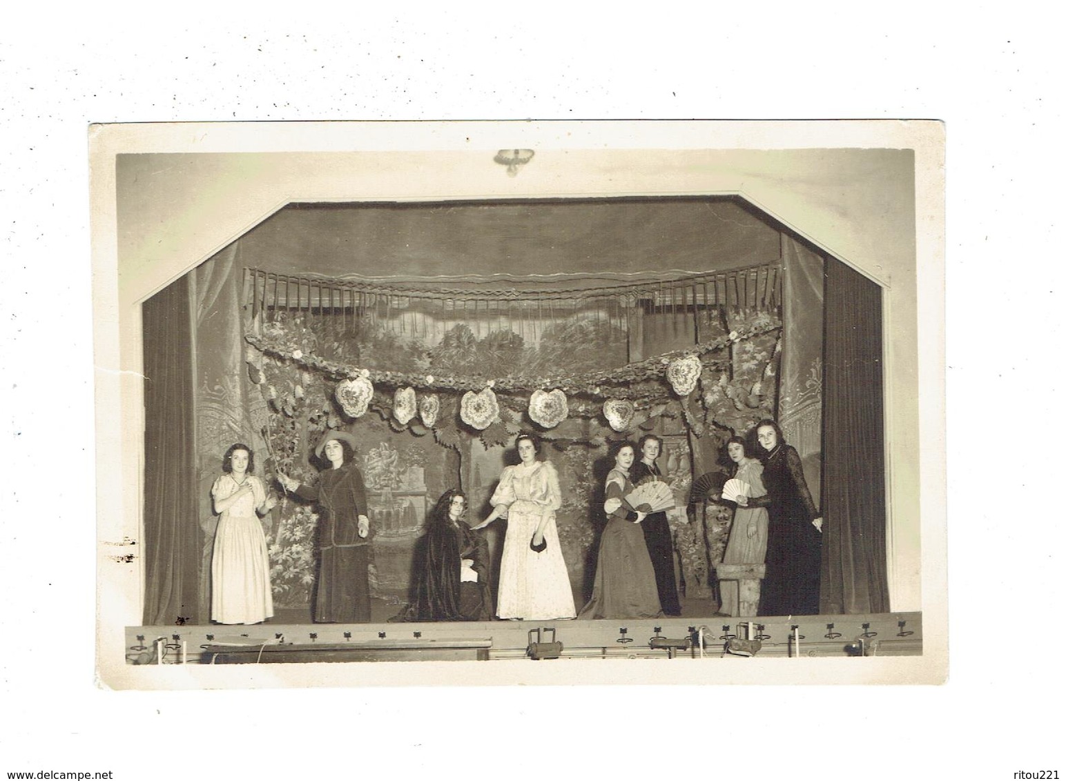 Photographie Ancienne - Intérieur Théâtre Salle De Spectacle - Actrices - éventail Femme élégante Robe - Rideau Décor - Théâtre & Déguisements