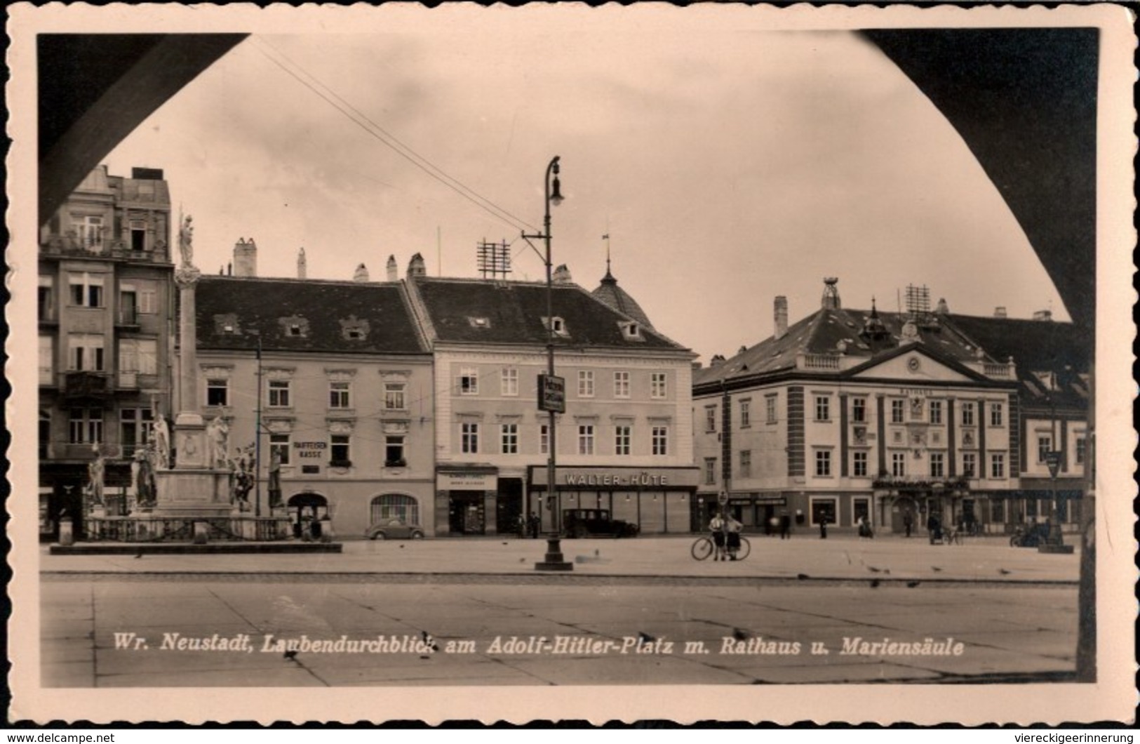 ! 1944 Ansichtskarte Wiener Neustadt Adolf Hitler Platz, Mariensäule, Rathaus, Feldpost N. Berlin Kladow - Wiener Neustadt