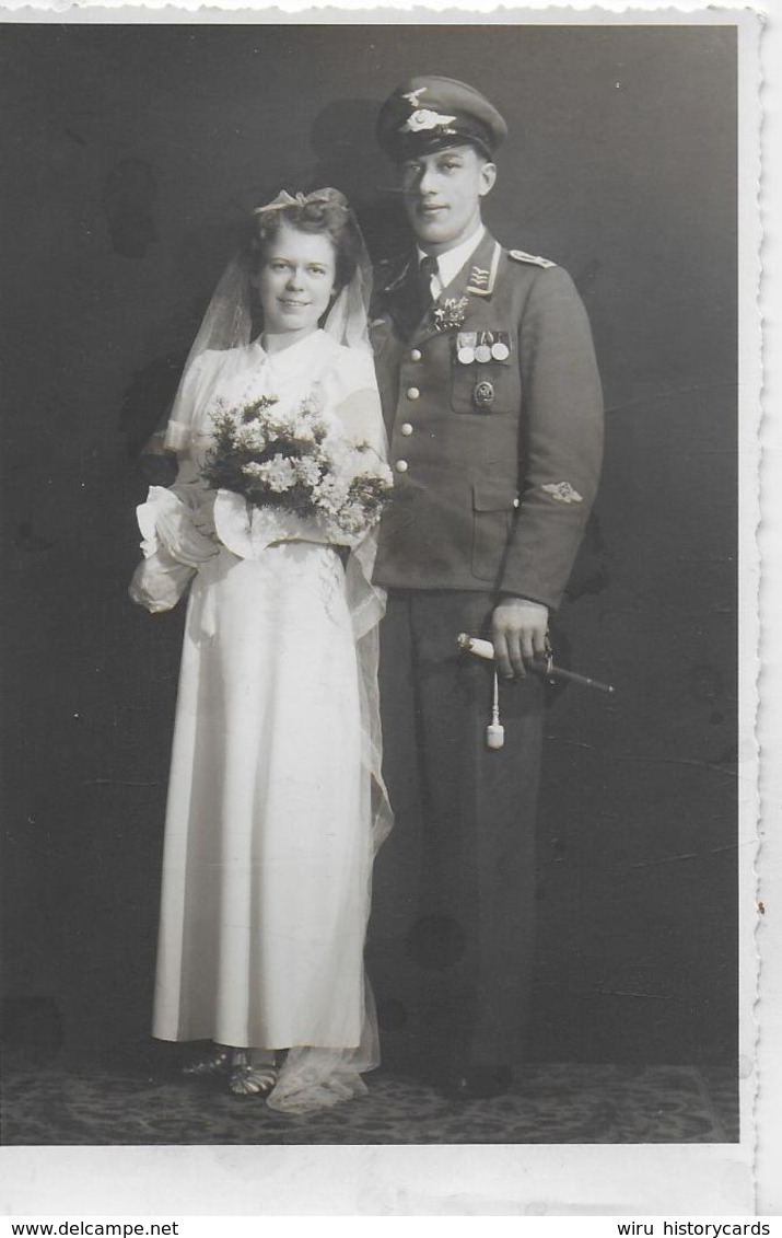 AK 0049  Hochzeitspaar - Mann Mit Uniform , Orden , Schildkappe / Photo Pfohl , Leoben Um 1930-40 - Hochzeiten