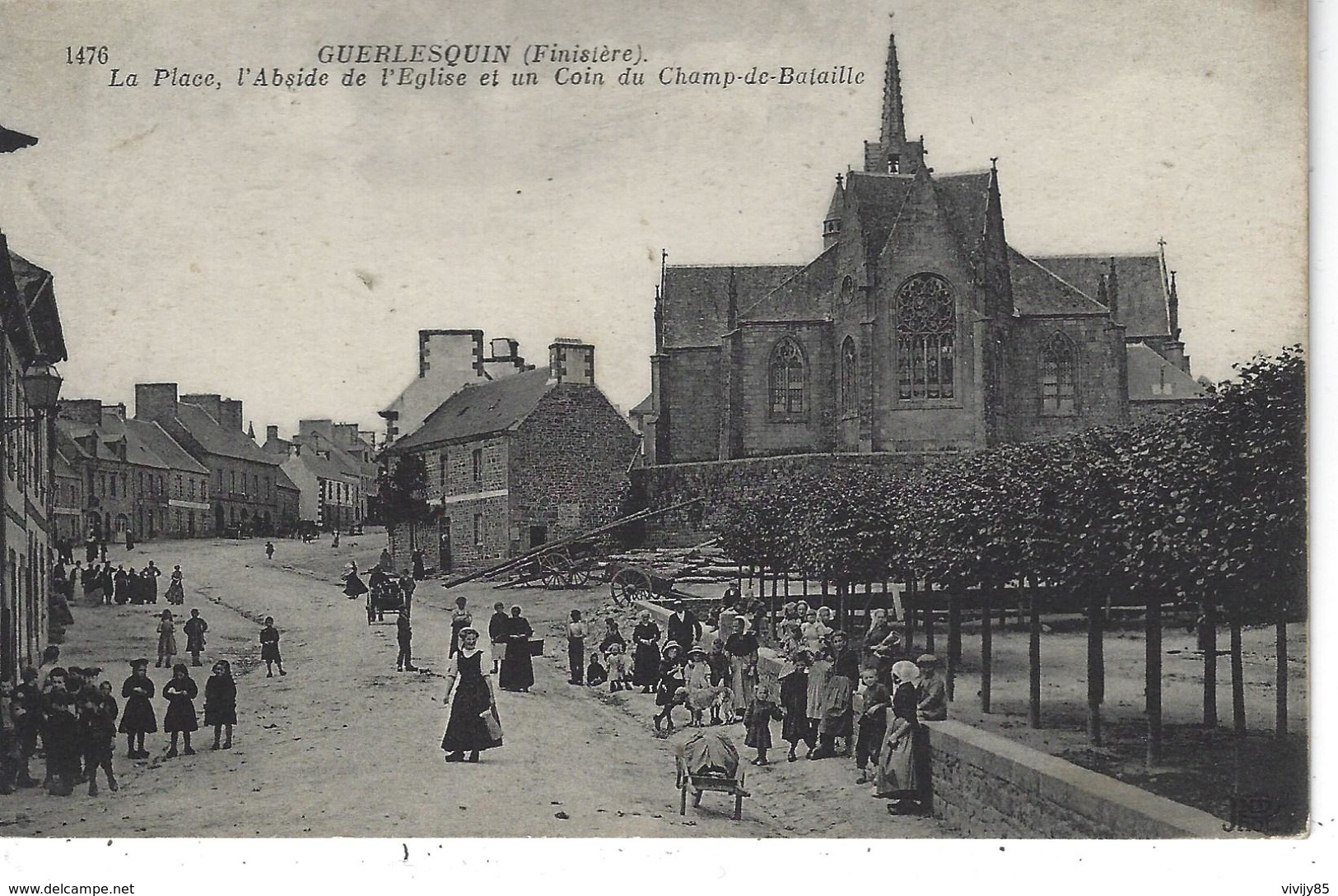 29 - GUERLESQUIN - ( MORBIHAN ) - T.Belle Vue Animée De La Place , L'Abside De L'Eglise Et Un Coin Du Champ De Bataille - Guerlesquin