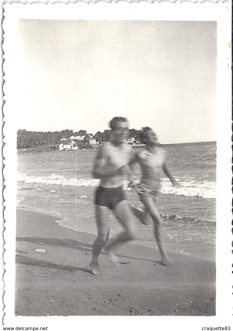 2 JEUNES HOMMES COURENT SUR LA PLAGE EN MAILLOT DE BAIN  ANNEES 1940.50 - Anonymous Persons