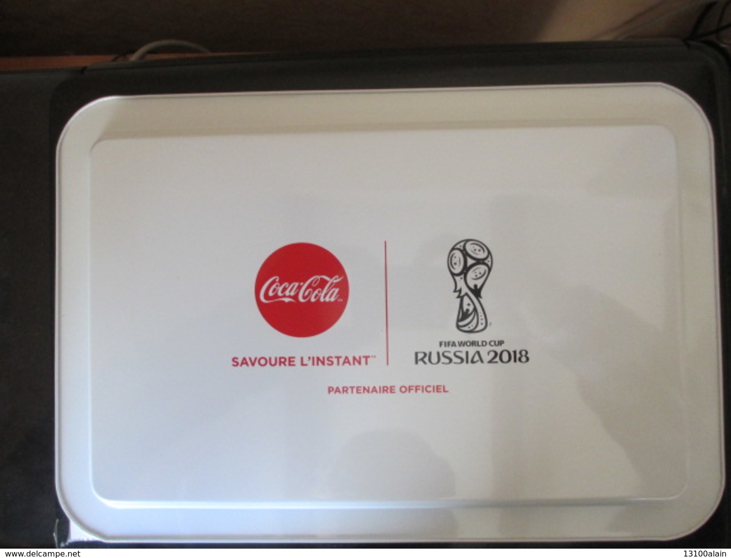 Plateau Métal Coca-cola Coupe Du Monde Football 2018 Russie "Russia 2018" Publicité Boissons Plateau - Tabletts