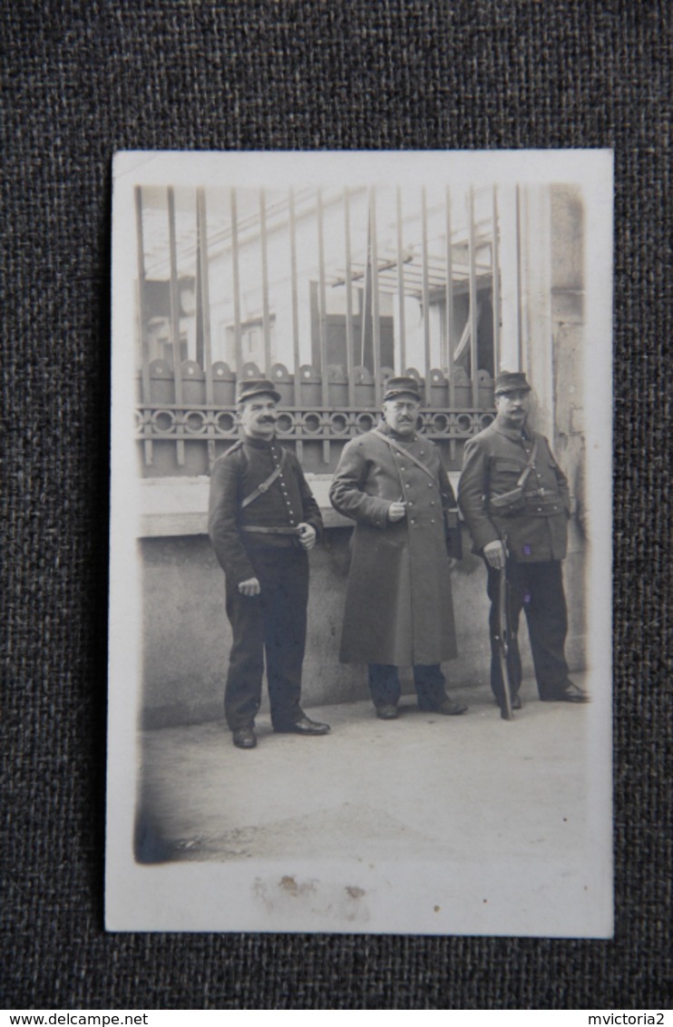 Groupe De Trois Militaires, Carte Photo - Personnages