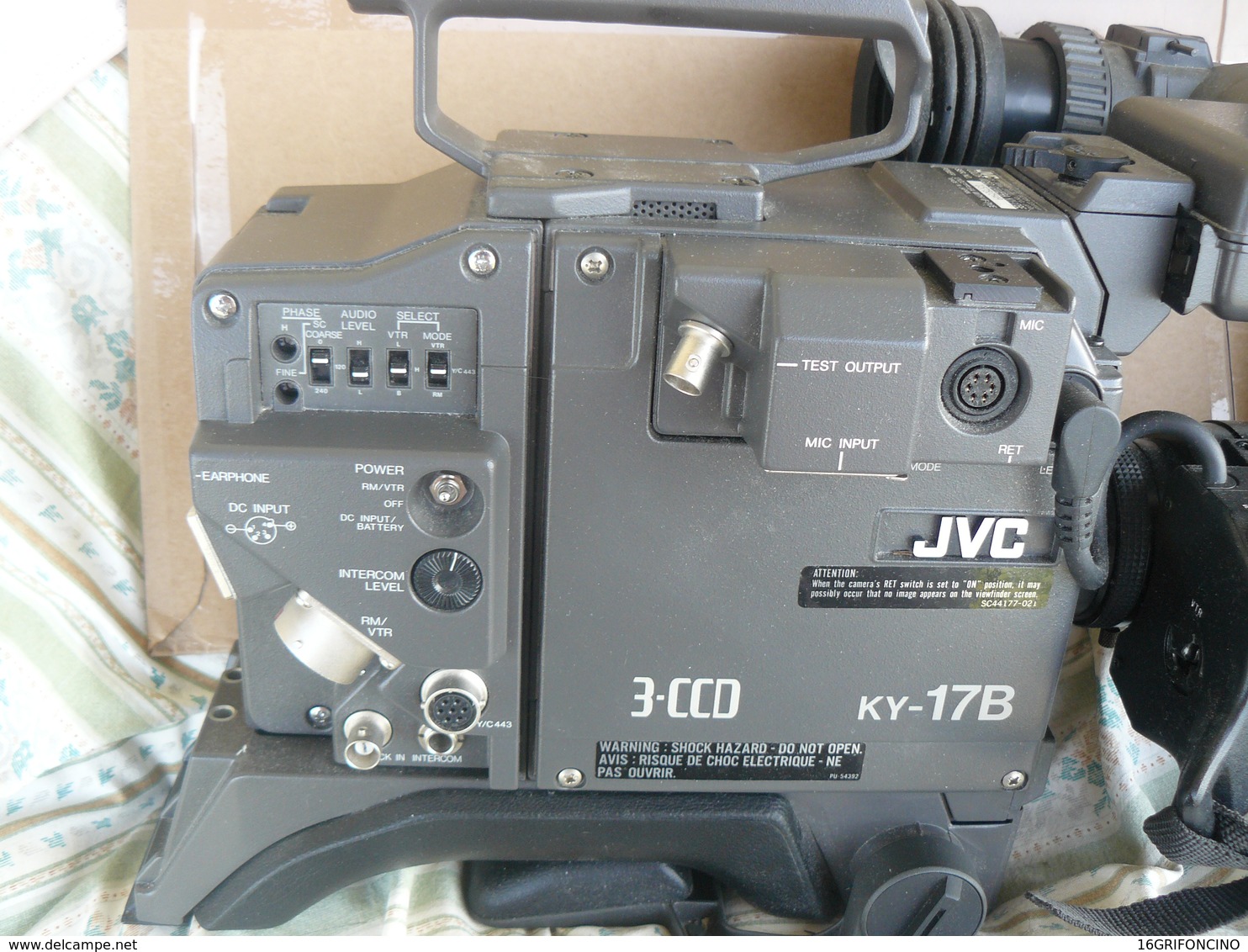 PROFESSIONAL CAMERA JVC KY-17BE  BUT NOT WORKING.- CINEPRESA PROFESSIONALE NON FUNZIONANTE-.RICAMBI