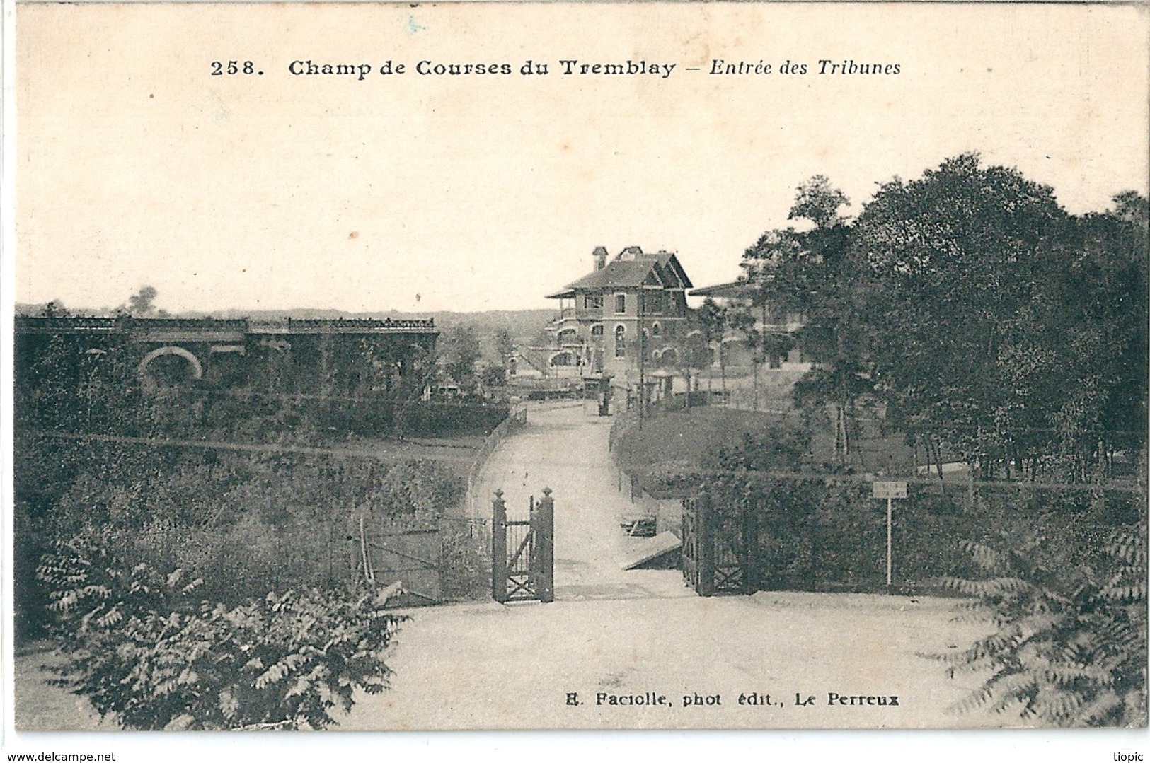 TREMBLAY    ( 93 )   L' Entrée Des Tribunes Du Champ De Courses - Tremblay En France