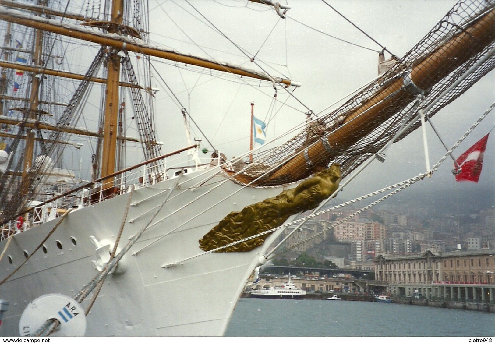 Yachts e Barche a Vela Ormeggiate nel Porto di Genova n. 11 Fotografie