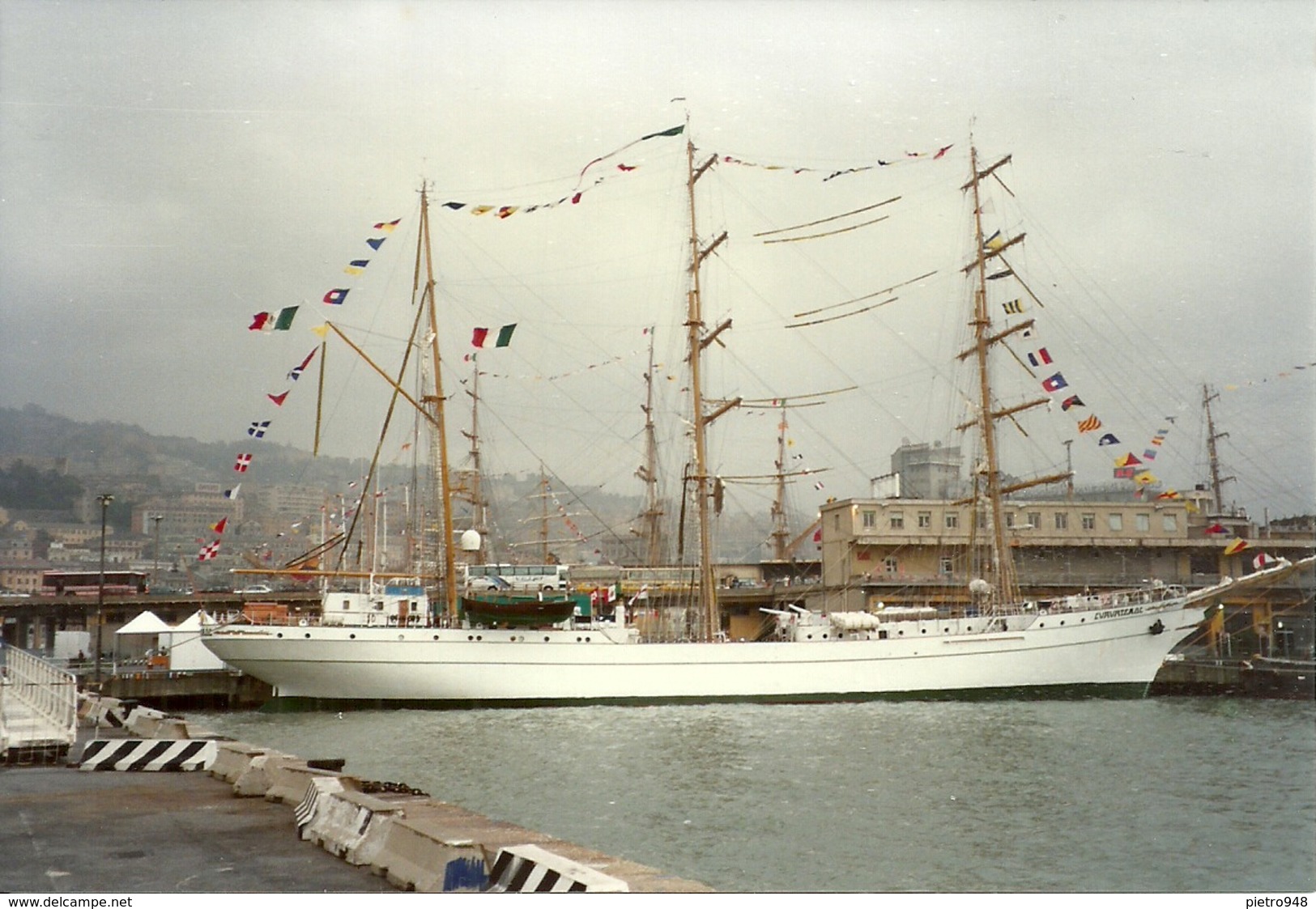 Yachts e Barche a Vela Ormeggiate nel Porto di Genova n. 11 Fotografie