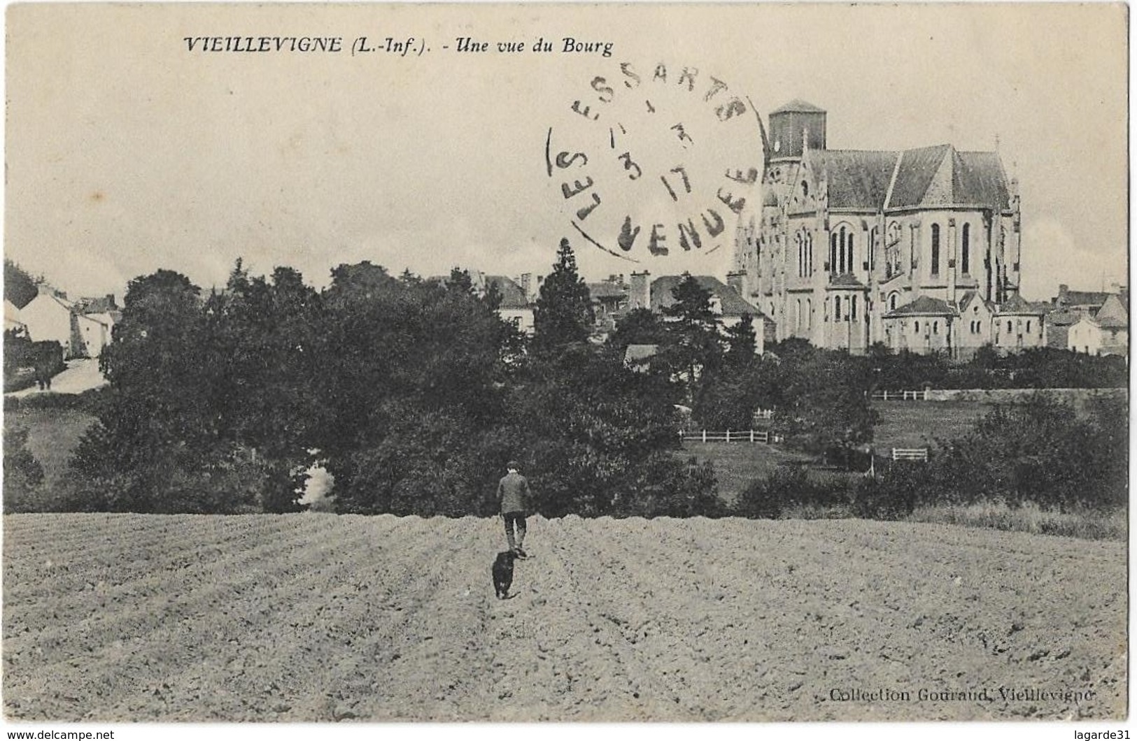 Rare - Vieillevigne - Une Vue Du Bourg  (angle Bas Gauche Plié) - Autres & Non Classés