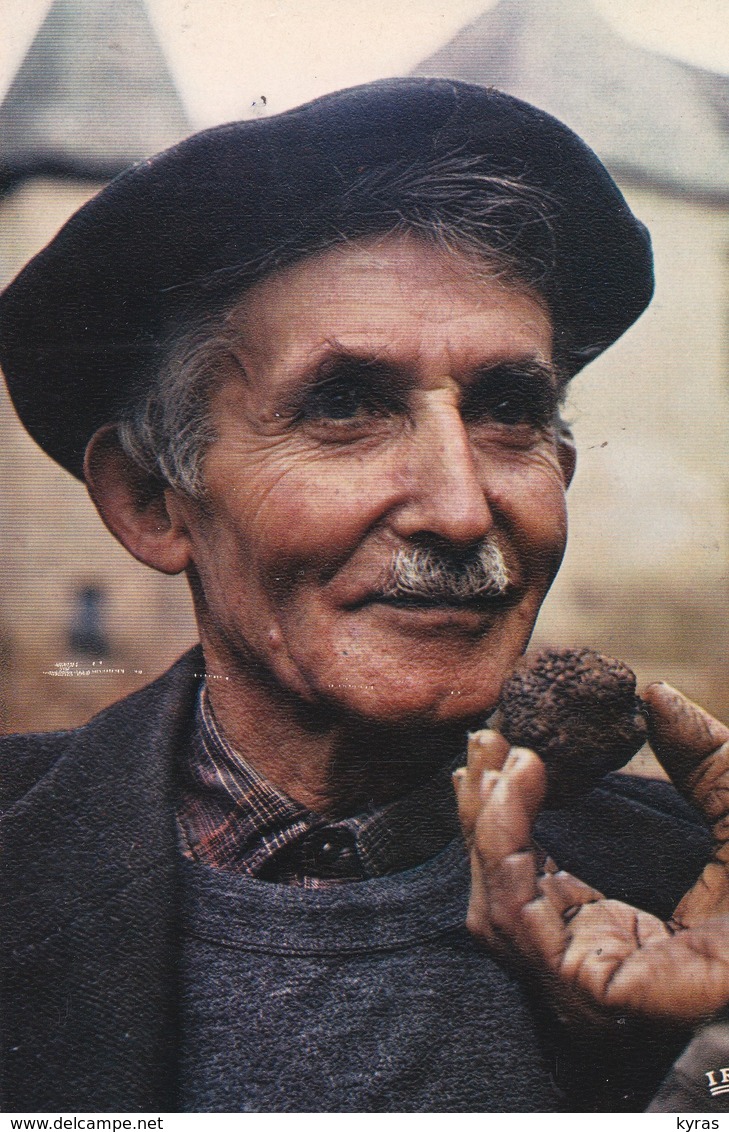 CPM 10X15 . En Périgord .   Le Marché Aux  Truffes - Mercati