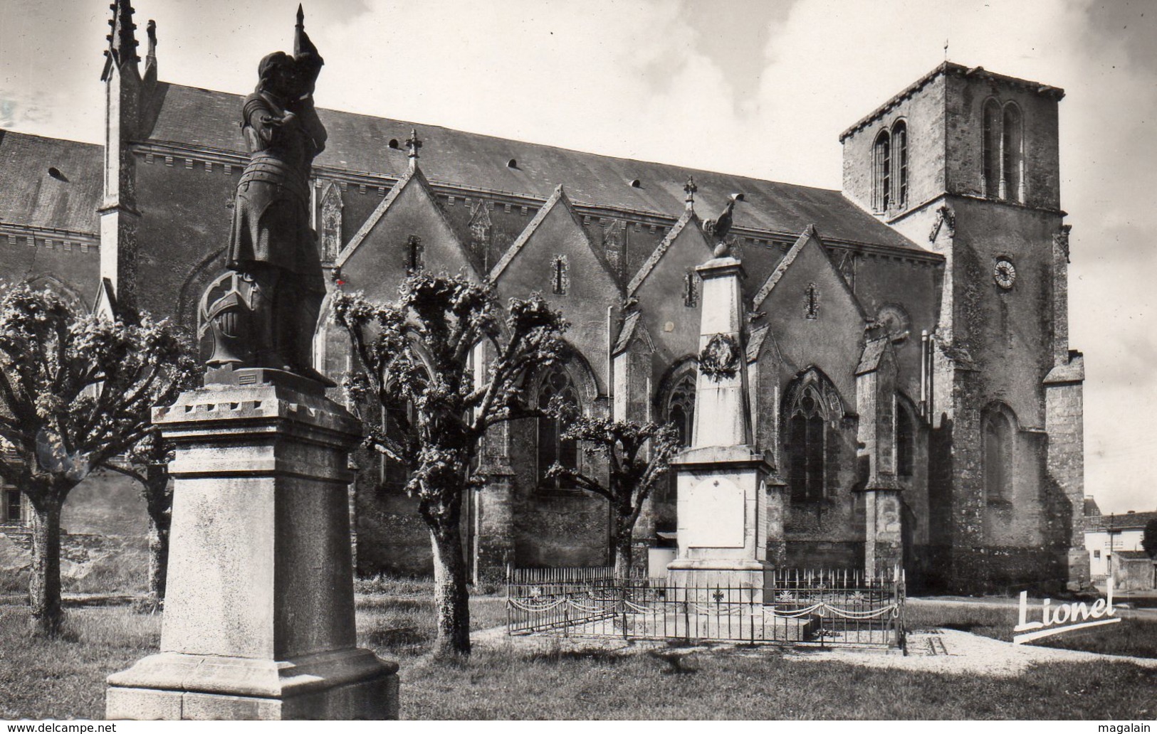 St Pierre Du Chemin : Place Du Souvenir - L'Hermenault