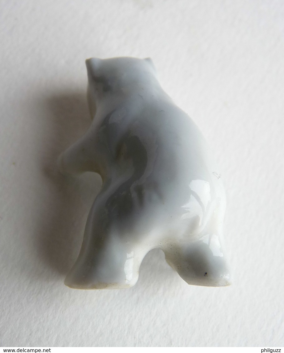 FEVE EN PORCELAINE ANCIENNE ALLEMANDE CHIEN BOULEDOGUE DEBOUT 9618 (Germany) - Animaux