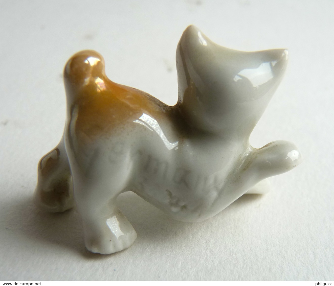 FEVE EN PORCELAINE ANCIENNE ALLEMANDE CHIEN BOULEDOGUE JOUE BEIGE  Marqué GERMANY - Animaux