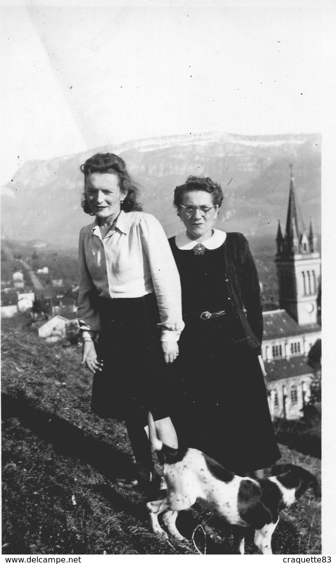 VINAY  13 FEVRIER 1945 -DEUX FEMMES ET UN CHIEN SURPLOMBENT L'EGLISE - Lieux