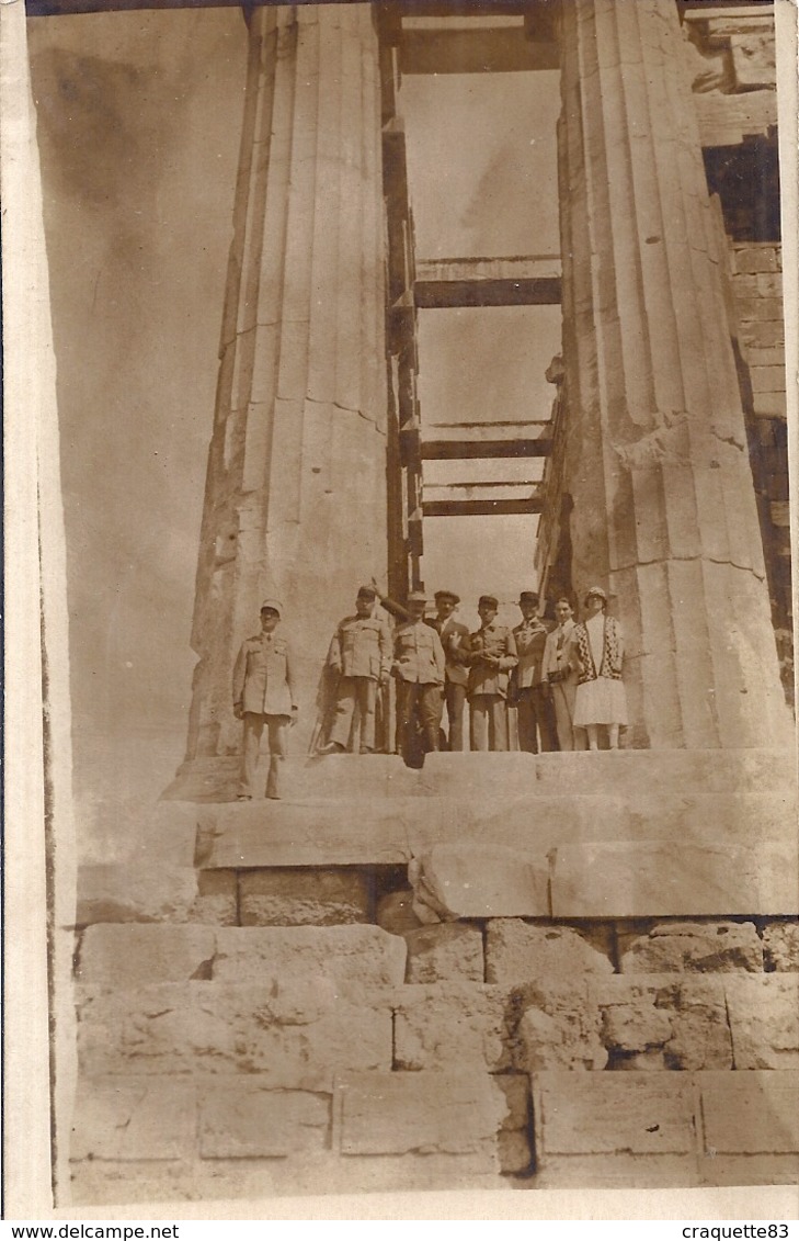 MILITAIRES ET CIVILS AUX PIEDS DES COLONNES GREQUES   CARTE PHOTO - Guerre, Militaire