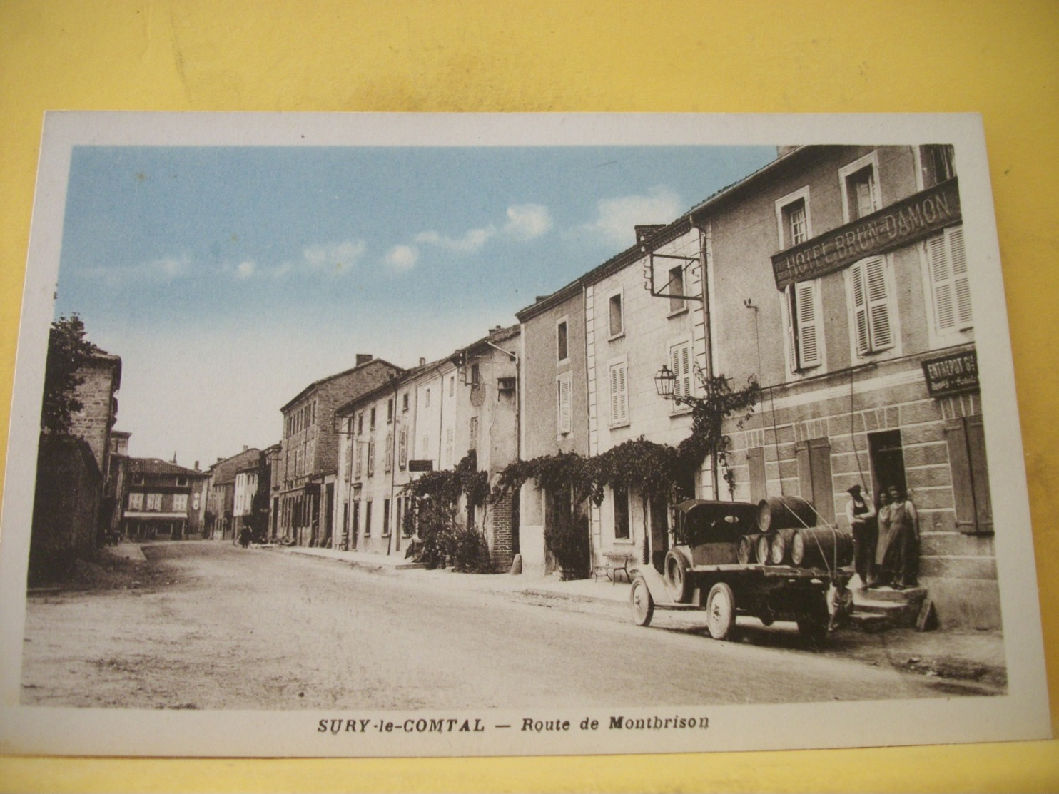 42 3547. CPA 1910 - 42 SURY LE COMTAL - ROUTE DE MONTBRISON - ANIMATION. CAMION DE TONNEAUX DE VIN - Altri & Non Classificati