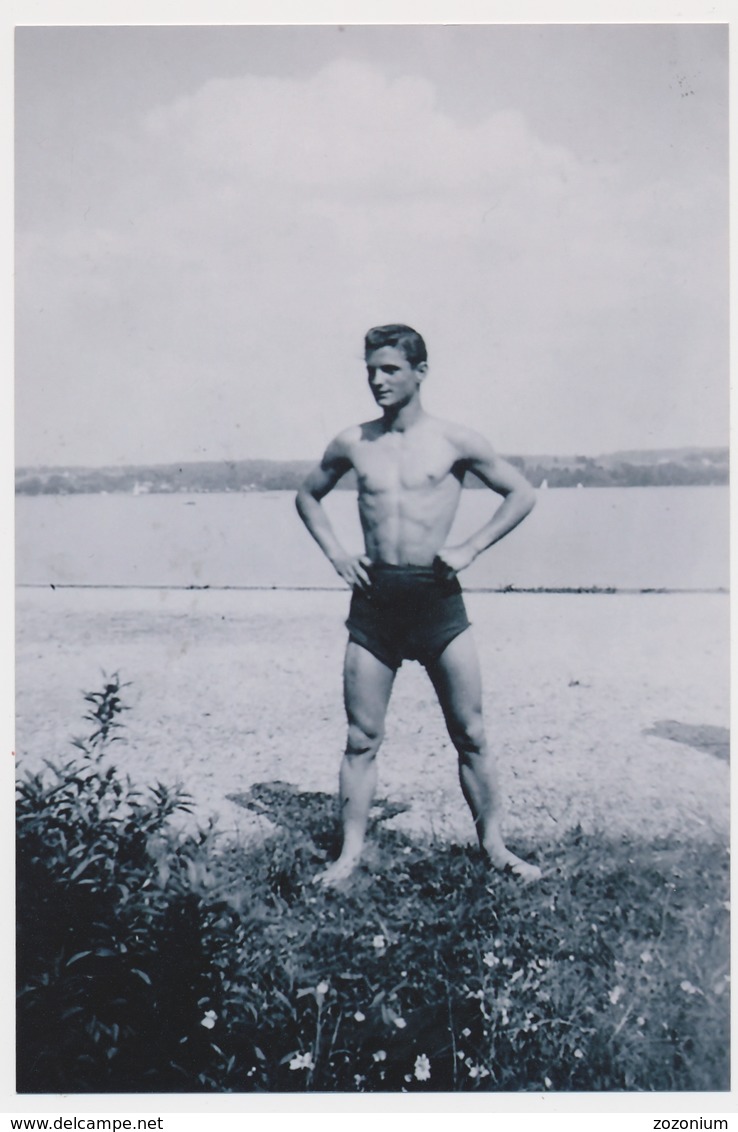 REPRINT - Handsome Trunks Guy On Beach , Man ,Gay Int - Beau Mec Sur La Plage,  Homme Nu - Photo Reproduction - Other & Unclassified