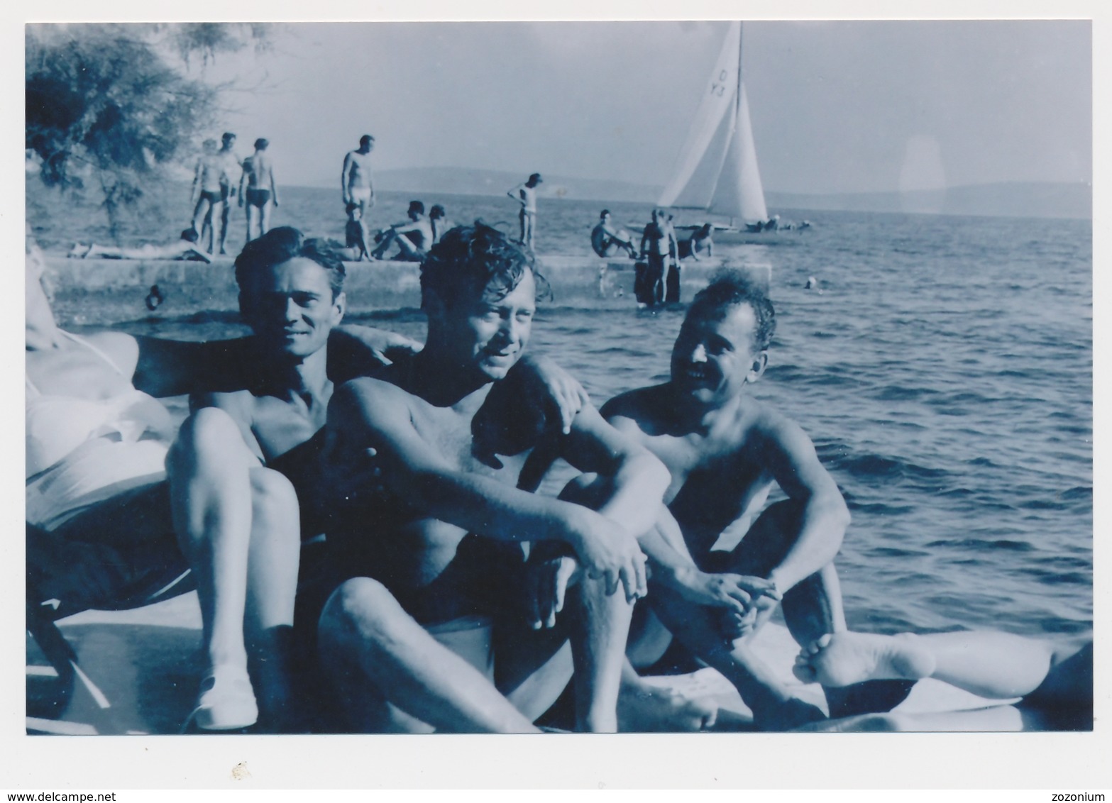 REPRINT - Three Naked Trunks Mucular Guys Men On Beach Scene Hommes Nu Sur Plage, Mecs, Photo Reproduction - Personnes