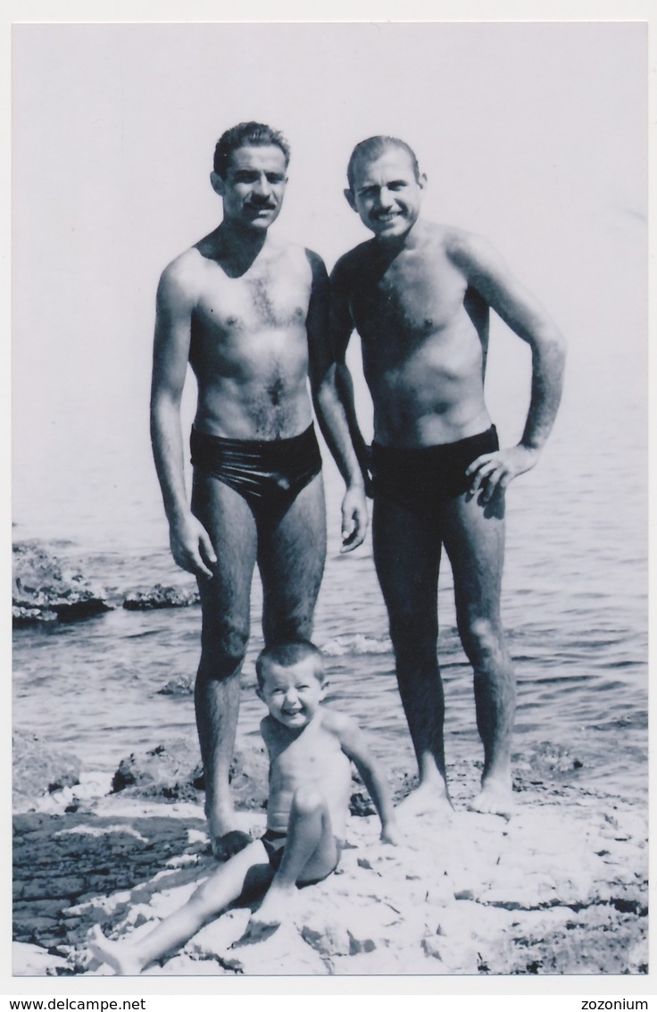 REPRINT - Two Naked Trunks Mucular Guys Men And Boy On Beach Scene Hommes Nu Sur Plage, Mecs, Photo Reproduction - Personas
