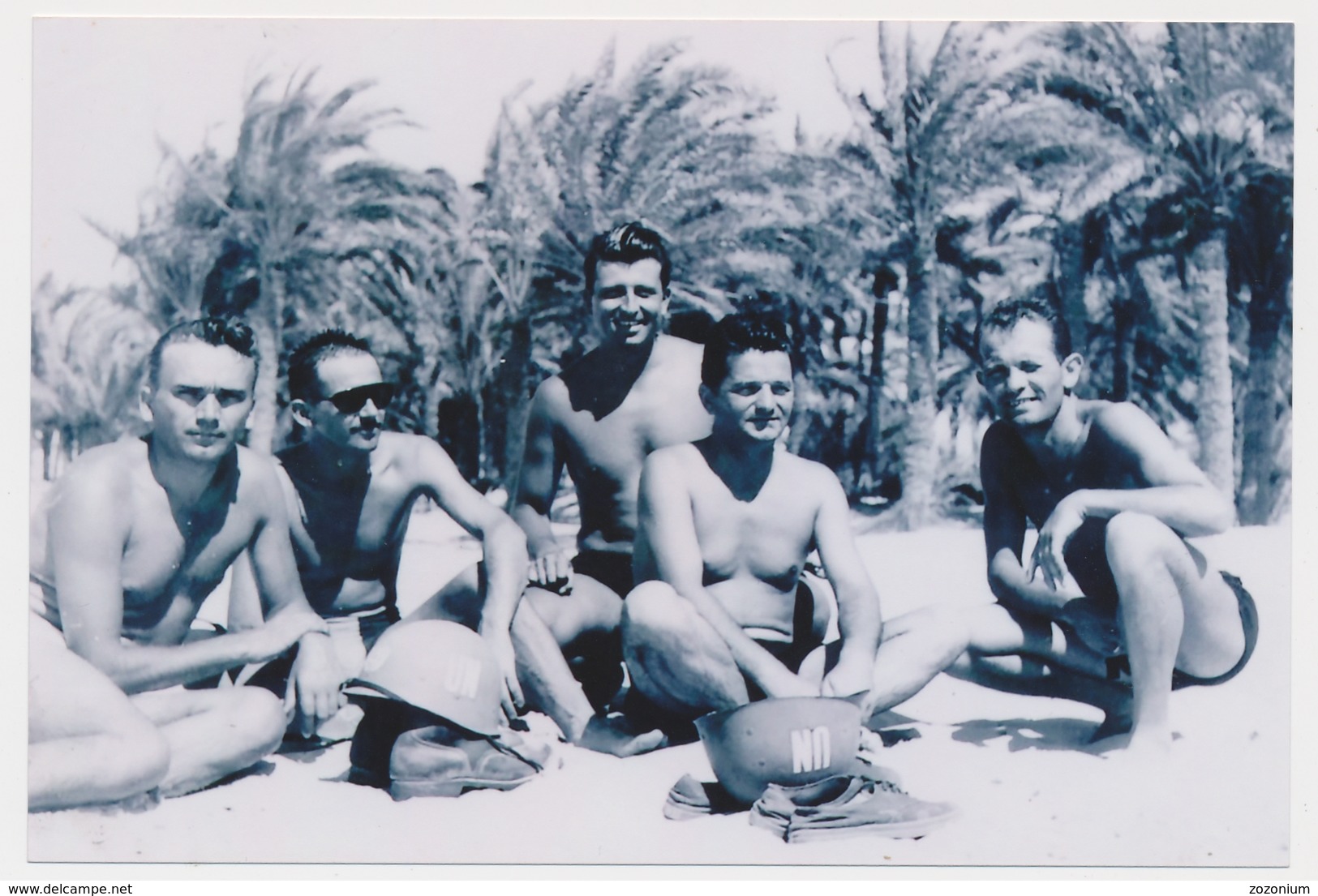 REPRINT - Group Naked Trunks Mucular Guys Men On Beach Scene Gay Int Hommes Nu Sur Plage, Mecs, Photo Reproduction - Personen
