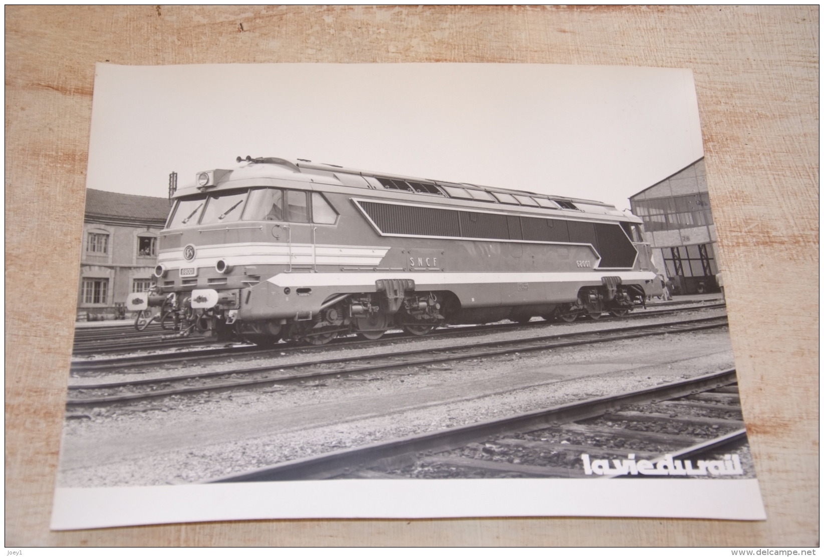 Photo La Vie Du Rail Loco Diesel électrique A1A A1A 68001,dépot De Noisy En 1963, Format 24/30 - Eisenbahnen