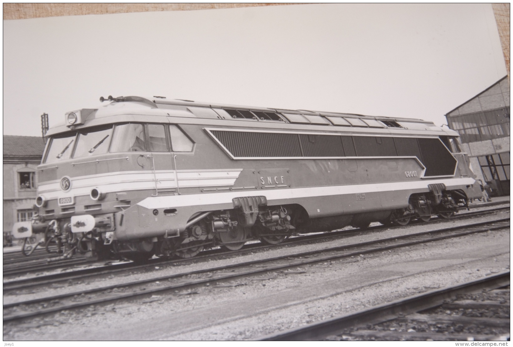 Photo La Vie Du Rail Loco Diesel électrique A1A A1A 68001,dépot De Noisy En 1963, Format 24/30 - Eisenbahnen