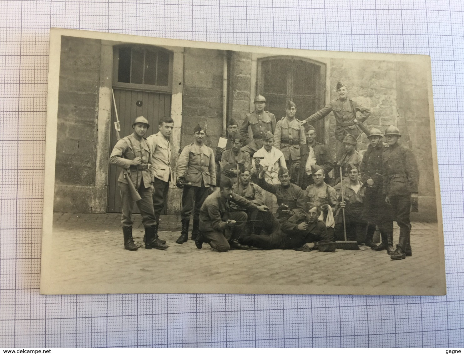 18Z - Photo Carte Groupe Militaires Belges Mise En Scène Mauser Casque - Guerre, Militaire