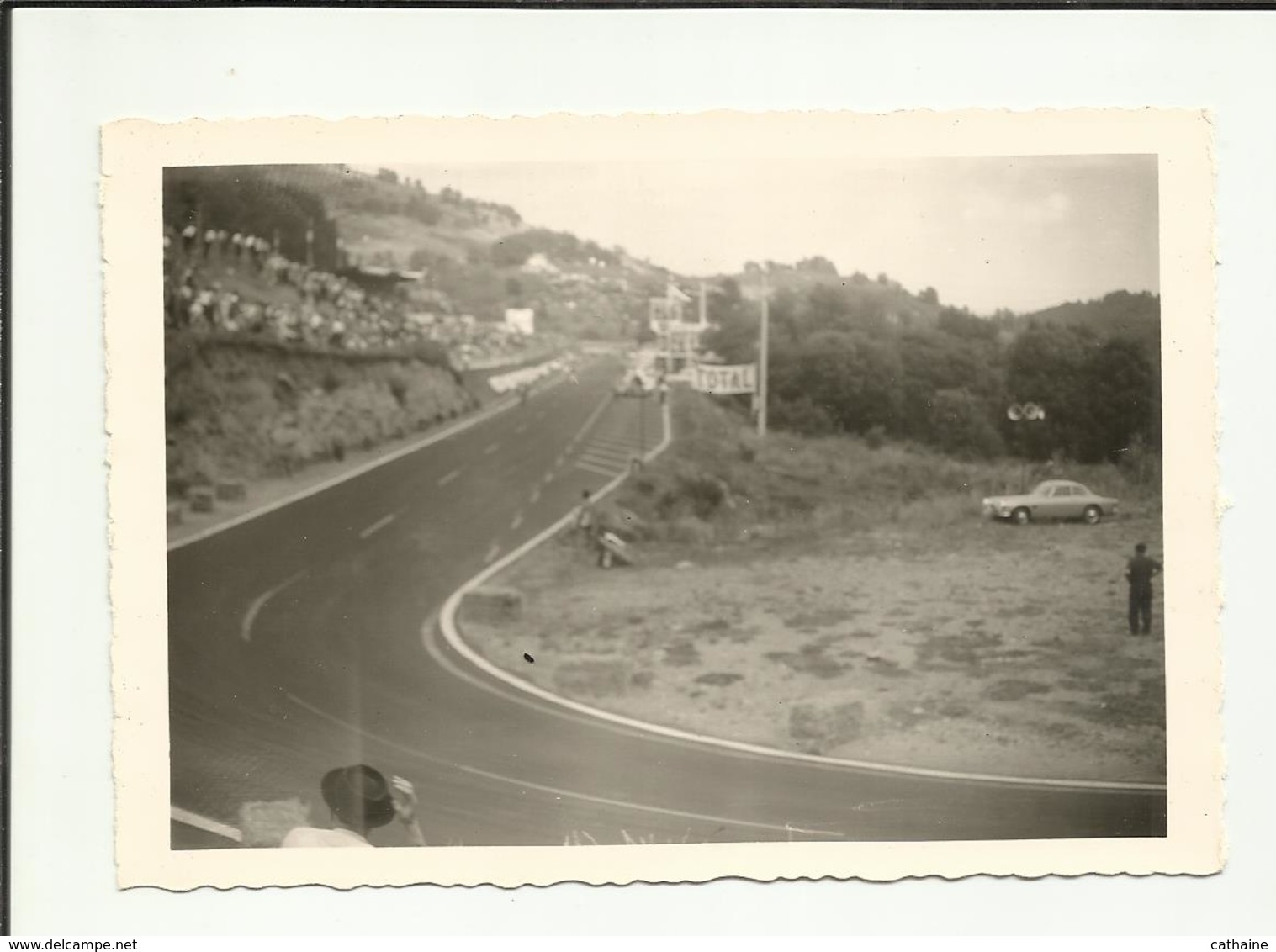 63 .CIRCUIT AUTOMOBILE DE CHARADE  .CLERMONT  ROYAT  SIX PHOTOS D UNE COURSE ALPINE . HELICOPTERE DE SURVEILLANCE - Coches