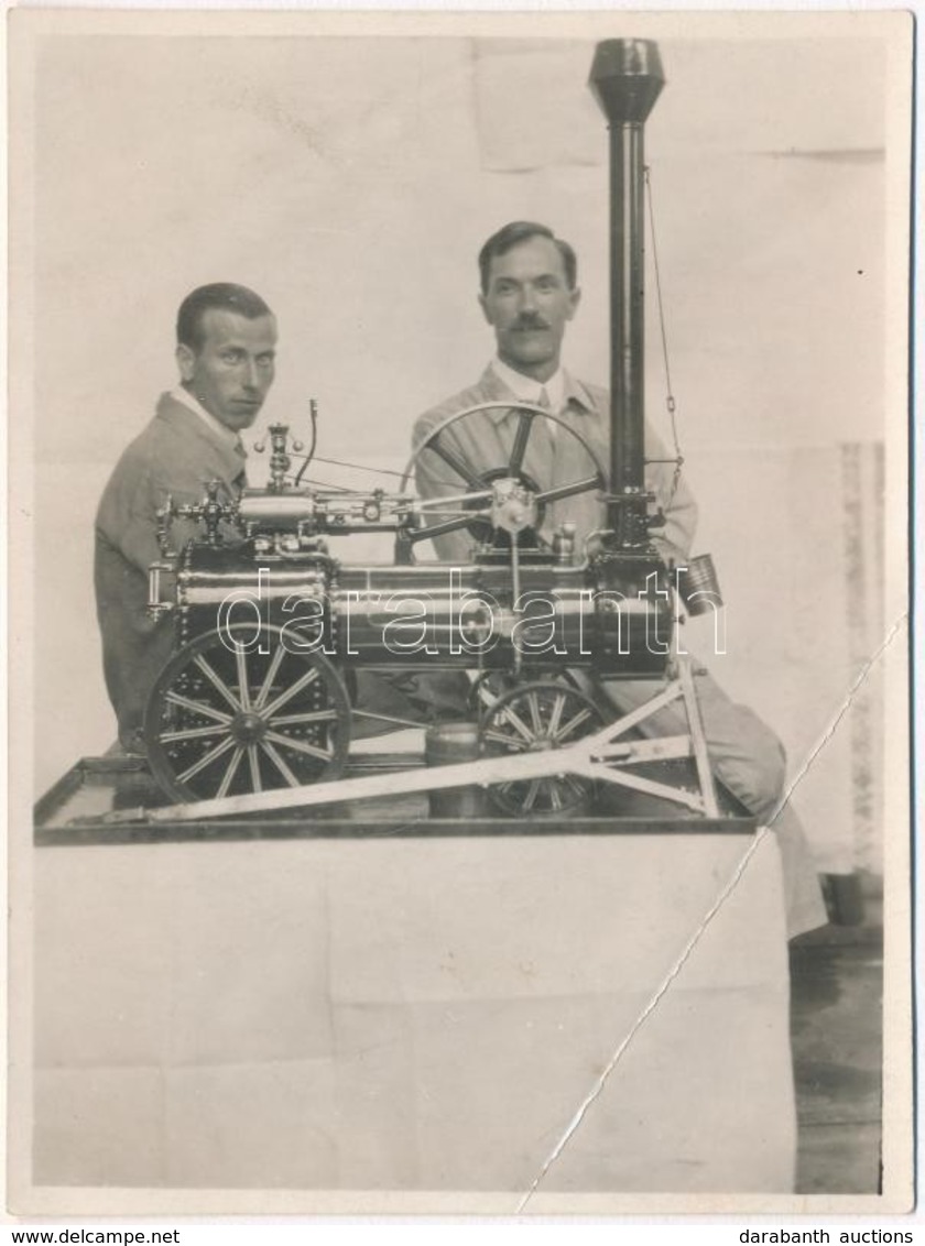 Cca 1920 Gőzgép Makettje, Fotó, Felületén Törésnyommal, 11×8 Cm - Autres & Non Classés