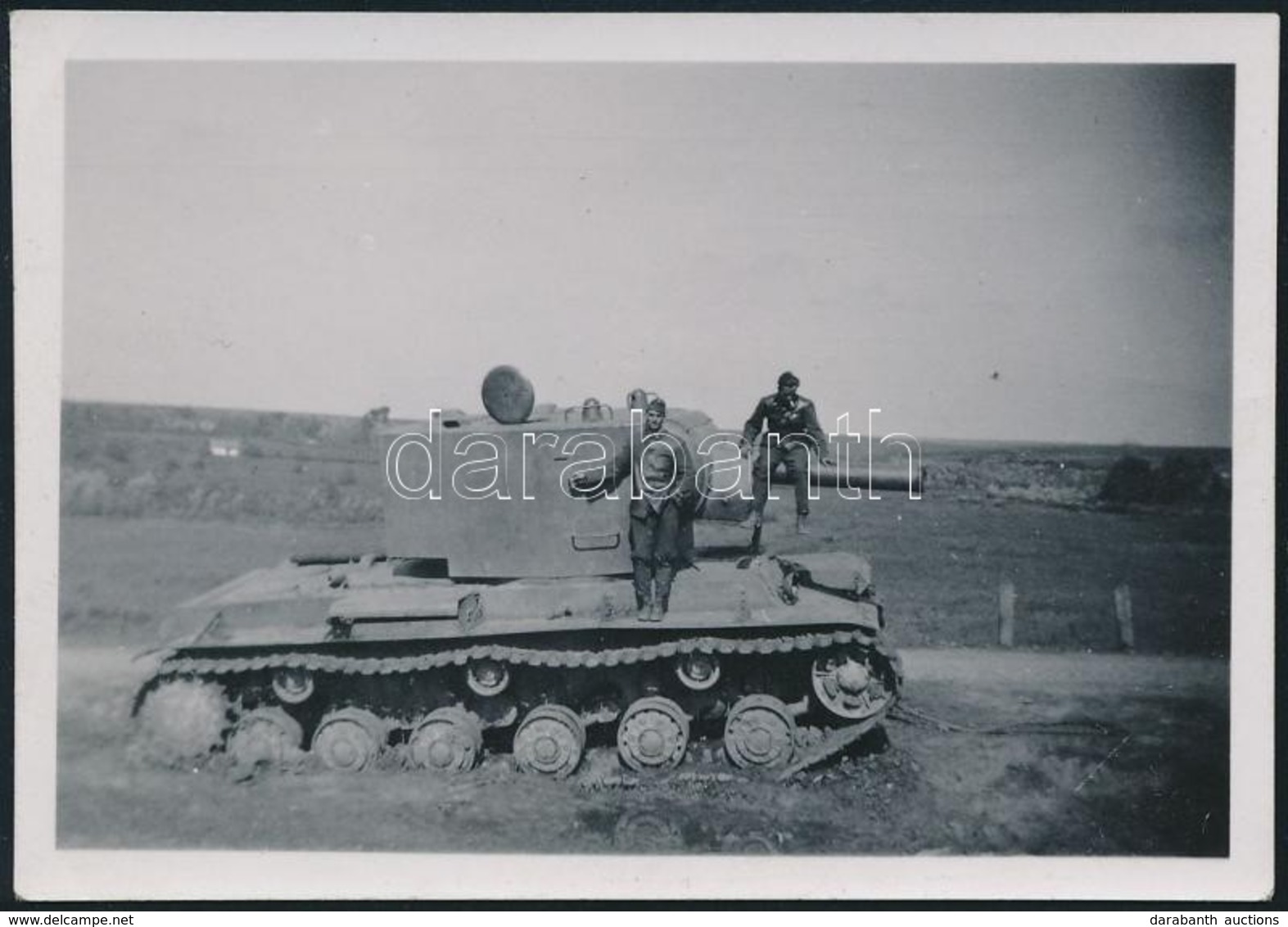 Cca 1944 Magyar Katonák Zsákmányolt Szovjet KV-1 Nehéz Harckocsival, Pejtsik Fotó 6x8,5 Cm / Hungarian Soldiers With Cap - Non Classés