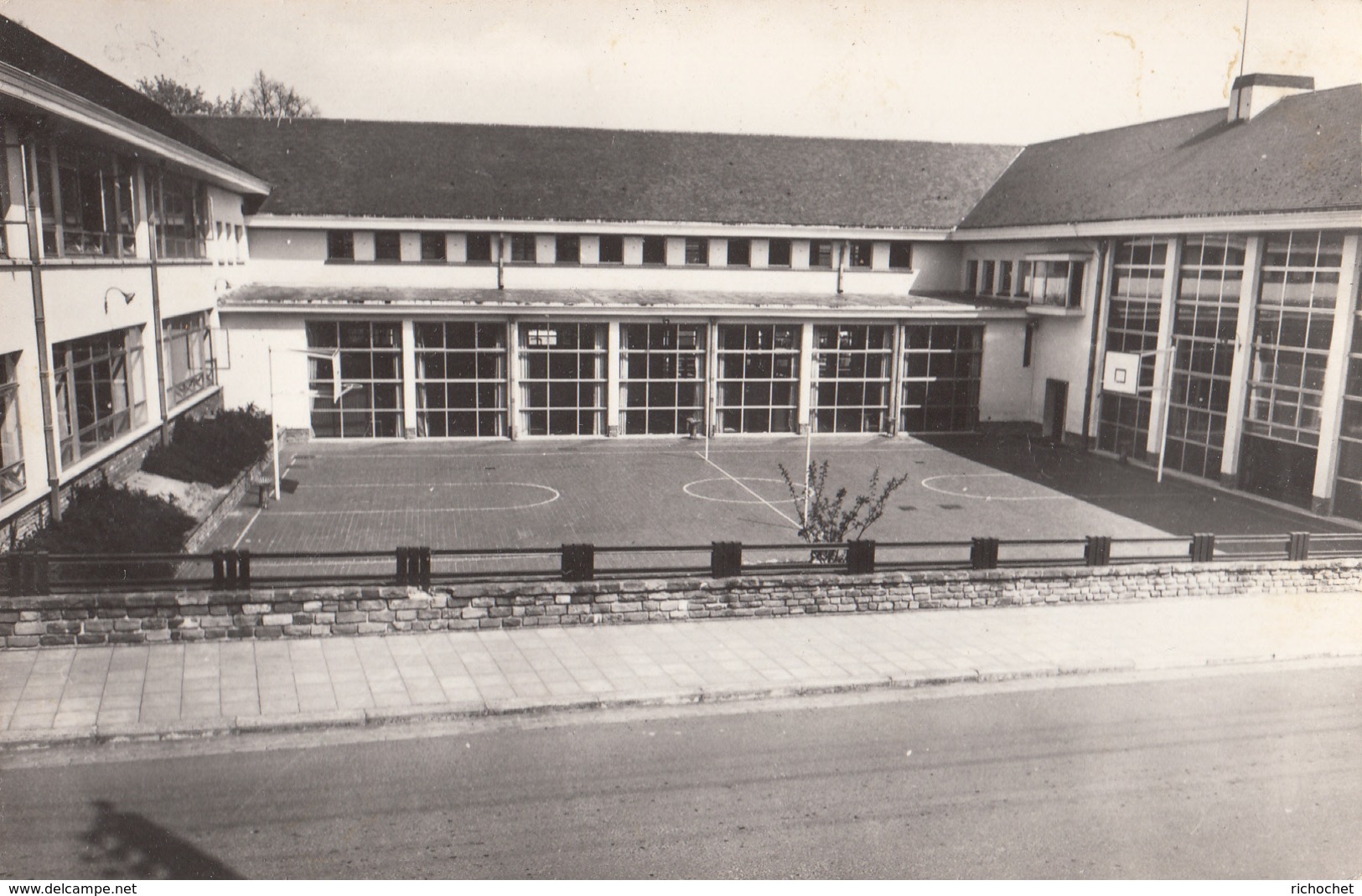 Court-St Etienne - Ecole Technique Provinciale - Cour De Jeux - Court-Saint-Etienne