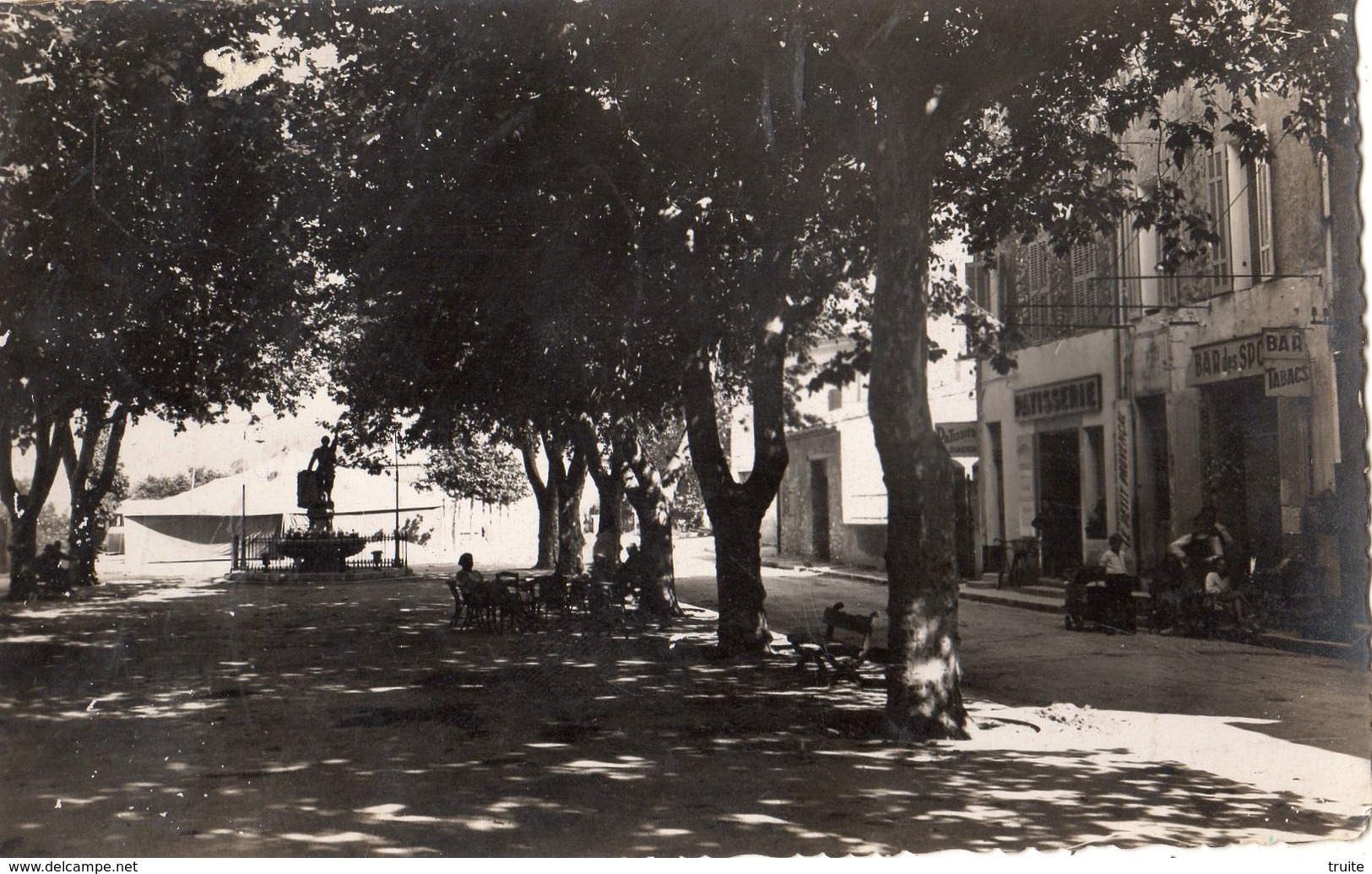 NANS-LES-PINS COURS ET MONUMENT AUX MORTS - Nans-les-Pins