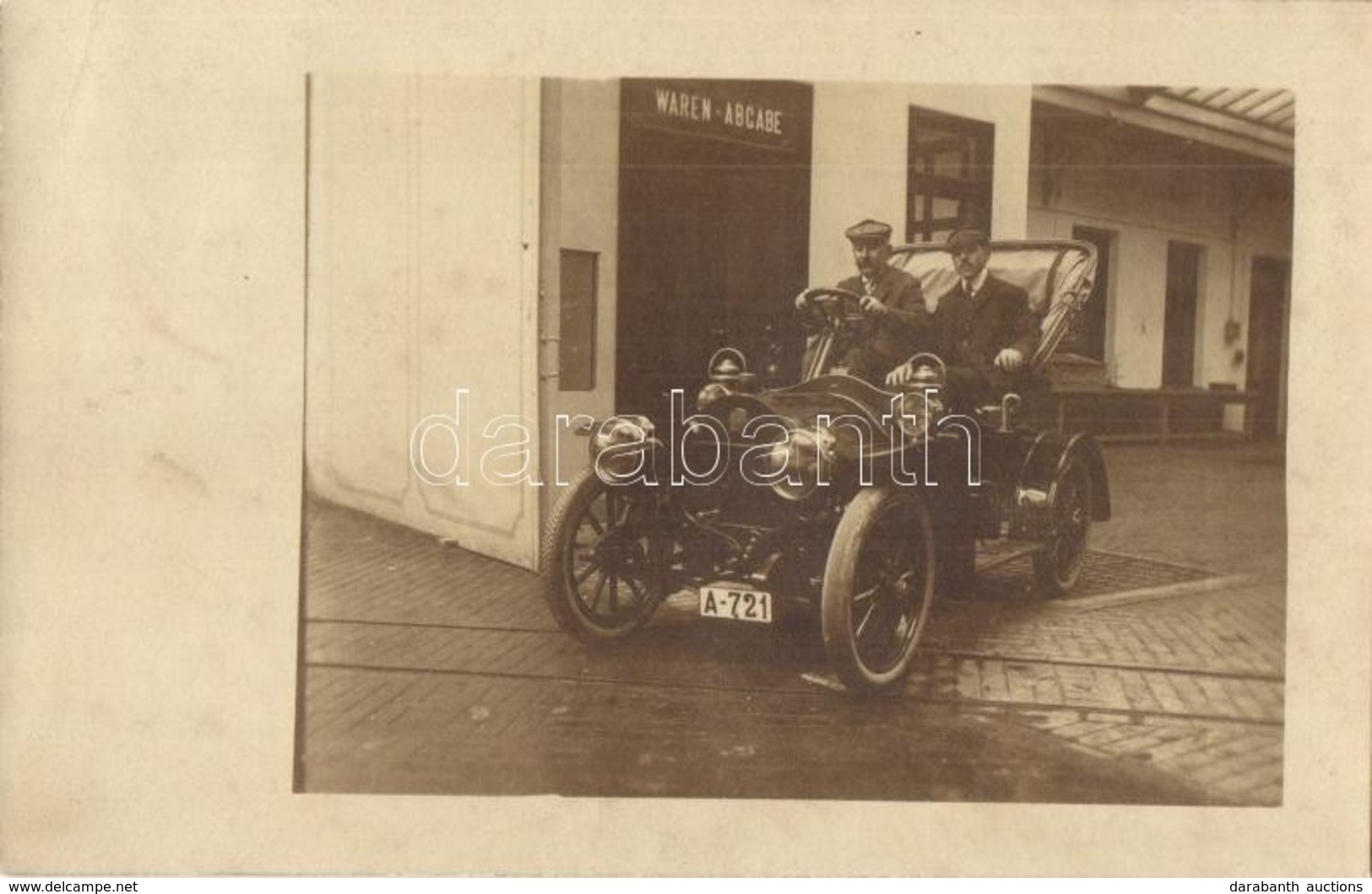T2 1908 Zayugróc, Ugrócváralja, Uhrovec; Férfiak Automobilban Egy áru Kiadó Mellett / Men In An Automobile Next To A Sho - Unclassified